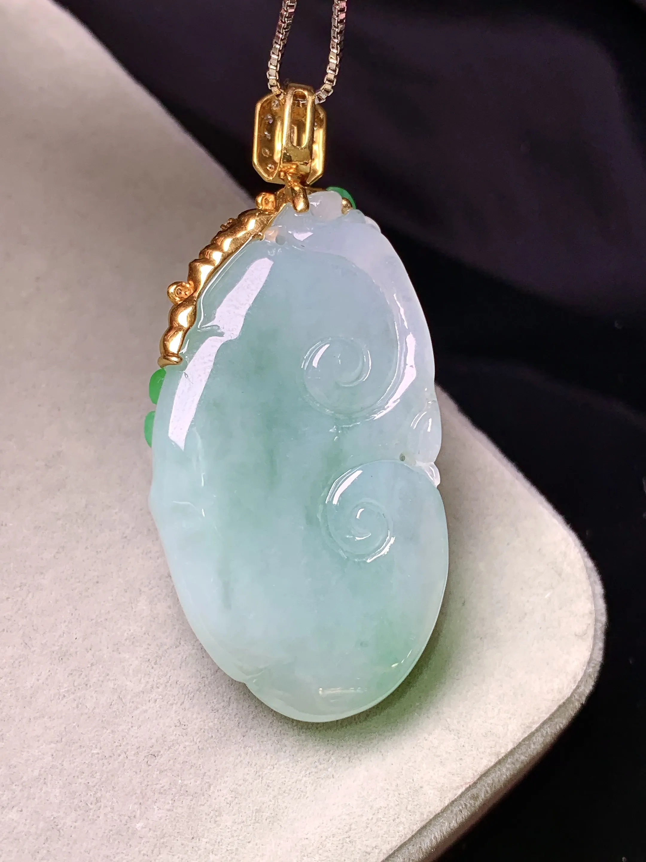 18k金镶嵌飘绿雕花如意吊坠 玉质细腻 色泽清新艳丽 整体尺寸47*21*9.8