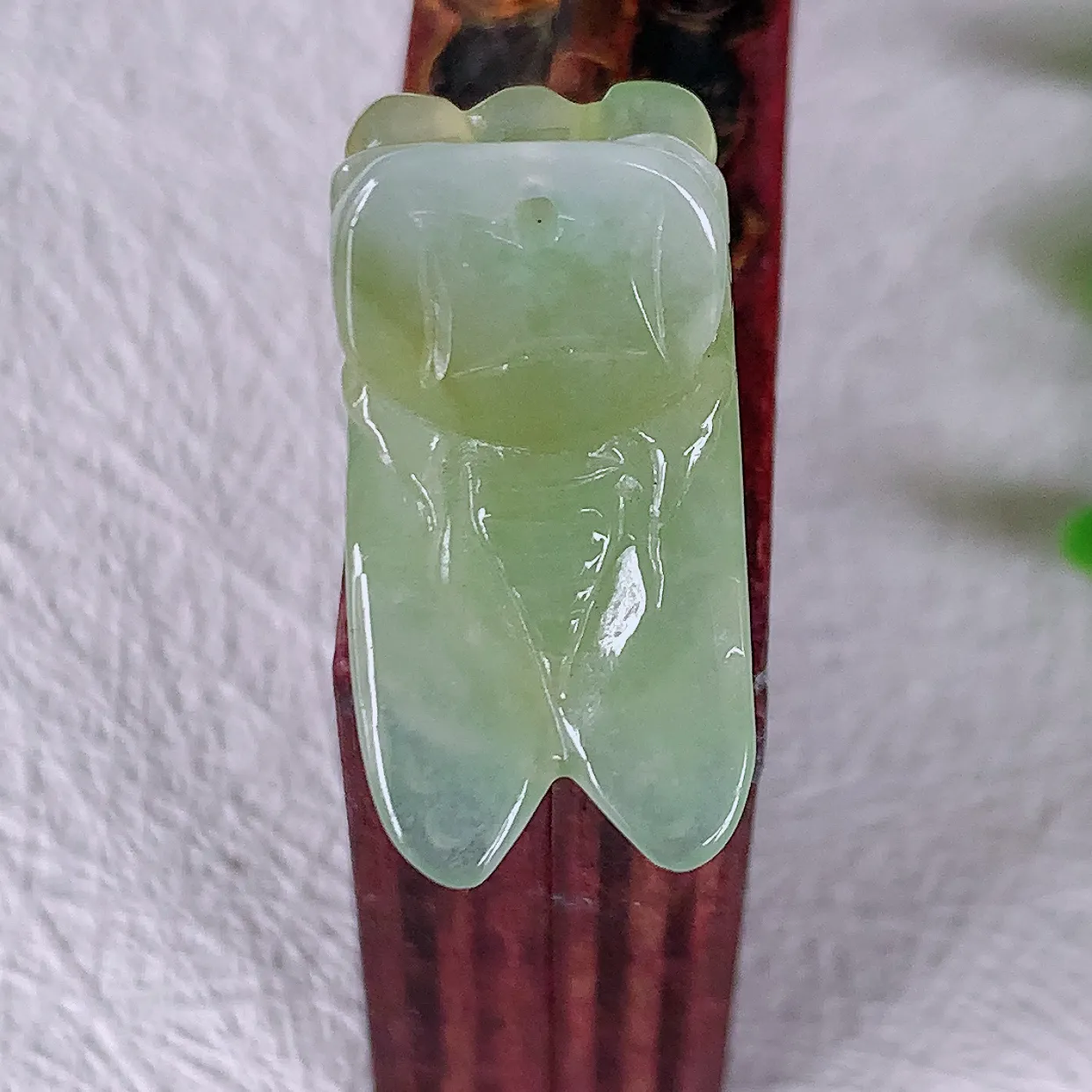 自然光实拍，冰黄翡翡翠金蝉一鸣惊人吊坠，金蝉象征着一鸣惊人，腰缠万贯，事事如意等。俏色巧雕，沁人心脾，水足、惟妙惟俏，形神俱佳！实物满满惊喜～佩戴效果优雅迷人！#46.19