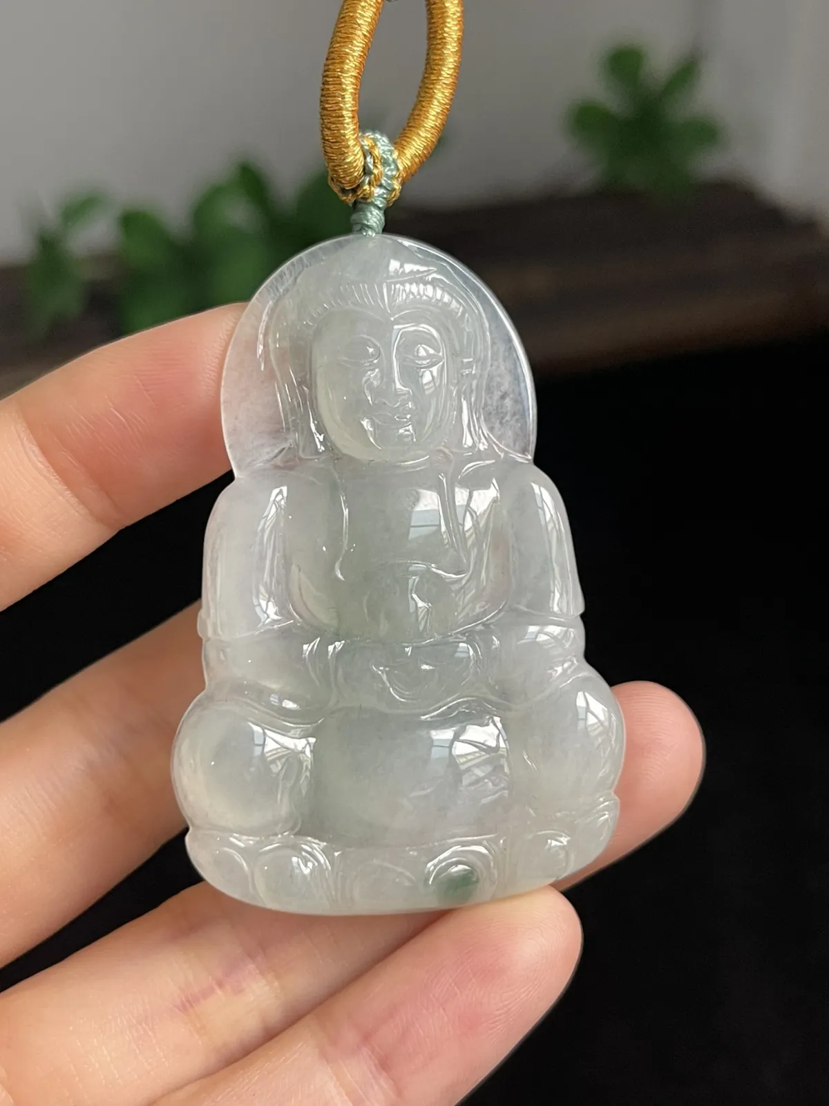 翡翠冰糯种淡绿色吊坠