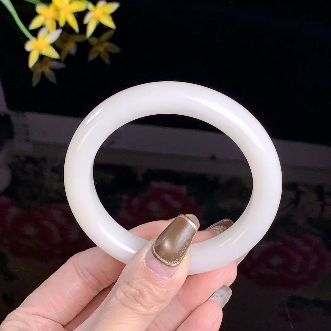 和田玉58圈口羊脂白手镯！玉质细腻油润 底色纯净无裂无杂 脂粉好，品质高