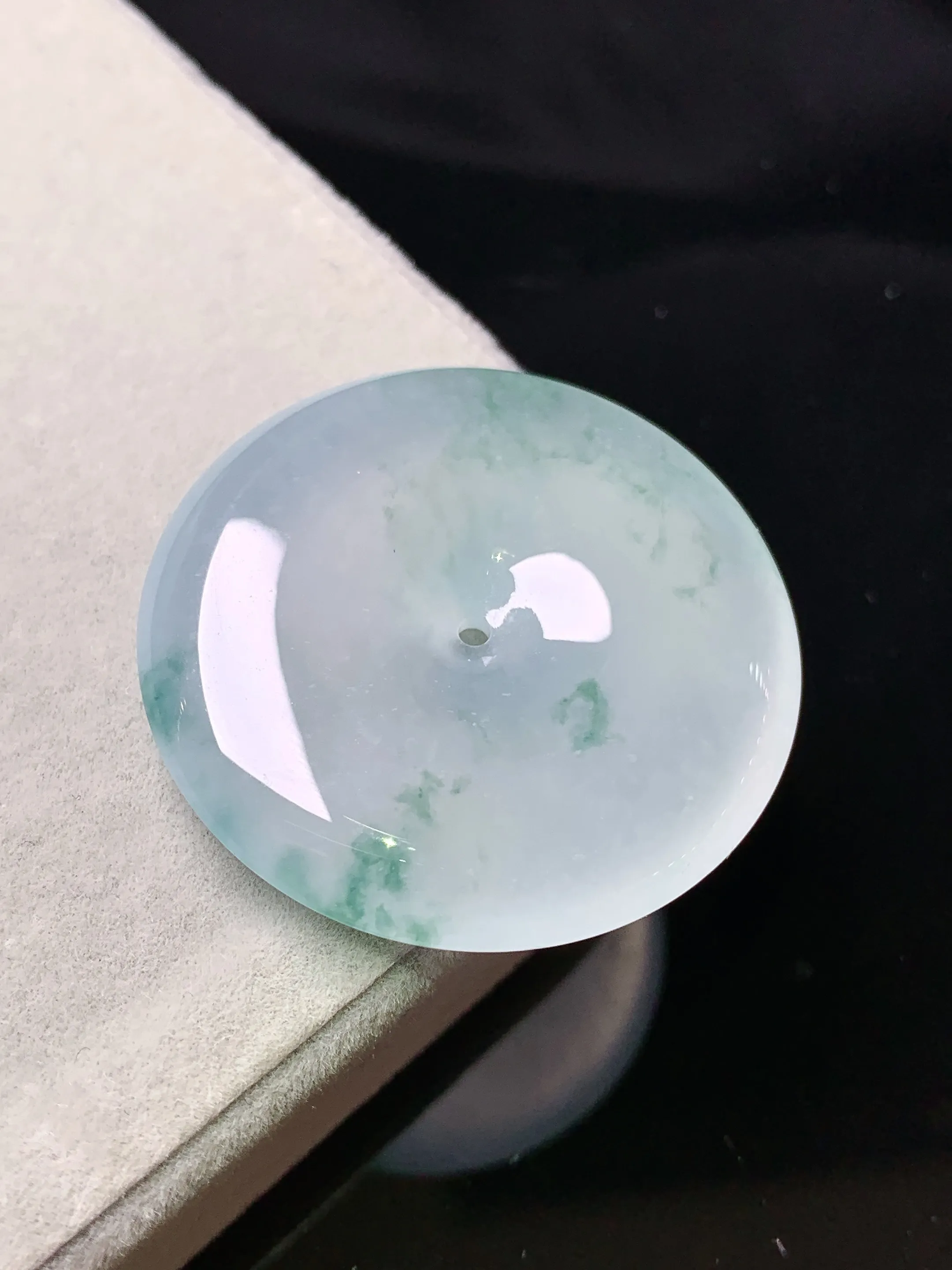 冰种飘绿平安扣吊坠 玉质细腻 色泽清新艳丽 整体尺寸32.6*6