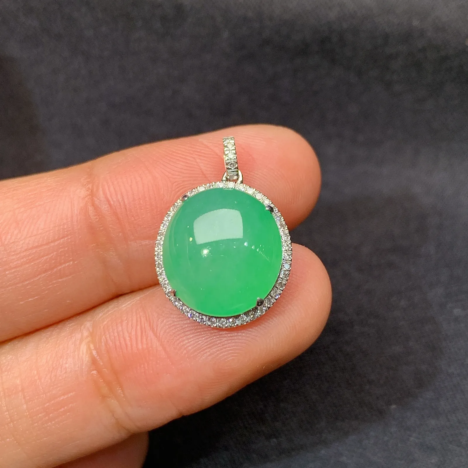 苹果绿蛋面吊坠，18k金镶嵌，冰润色阳，玉质细腻，种水足，Gs 尺寸18.5*12.6*7