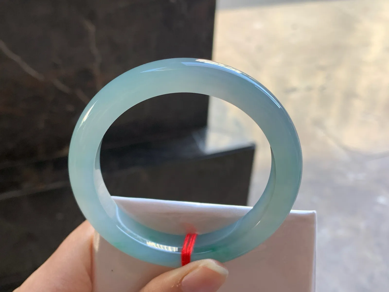 54.5-10.8-8.2

冰蓝手镯^_^玉质温润