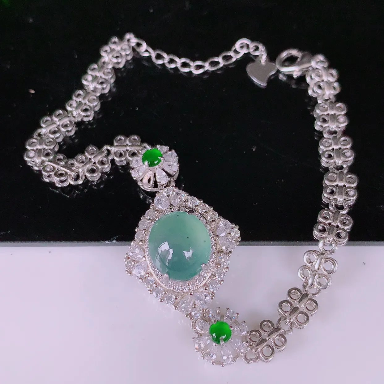 冰透满绿翡翠925银镶嵌手链，自然光实拍，翠色灵动，颜色漂亮，种老水足，品相佳，佩戴佳品！#97.19取一整体20*18.5*9.5裸石10*8.8