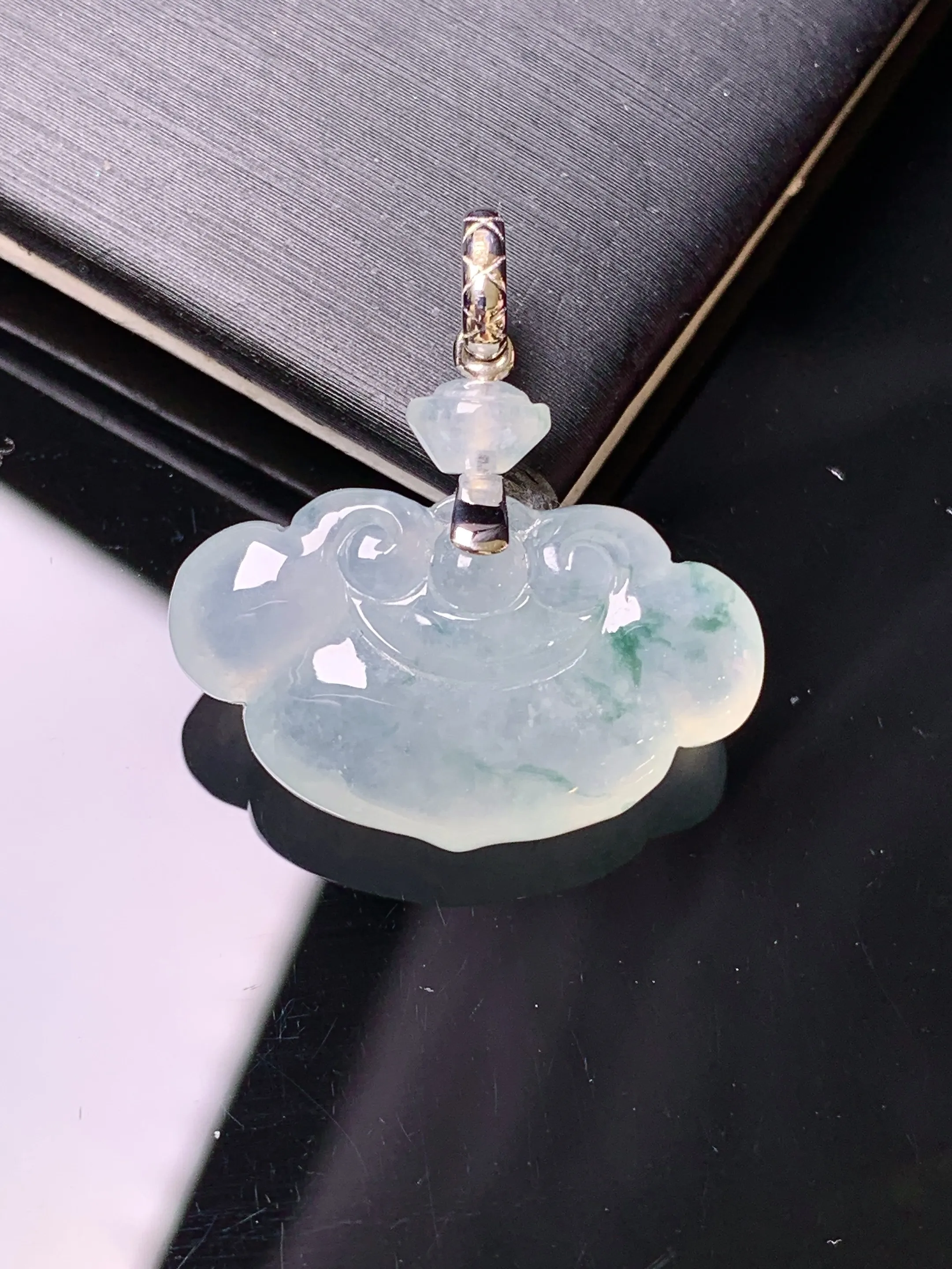 18k金镶嵌冰种如意吊坠 玉质细腻 色泽清新艳丽 整体尺寸25.2*23.5*6.5