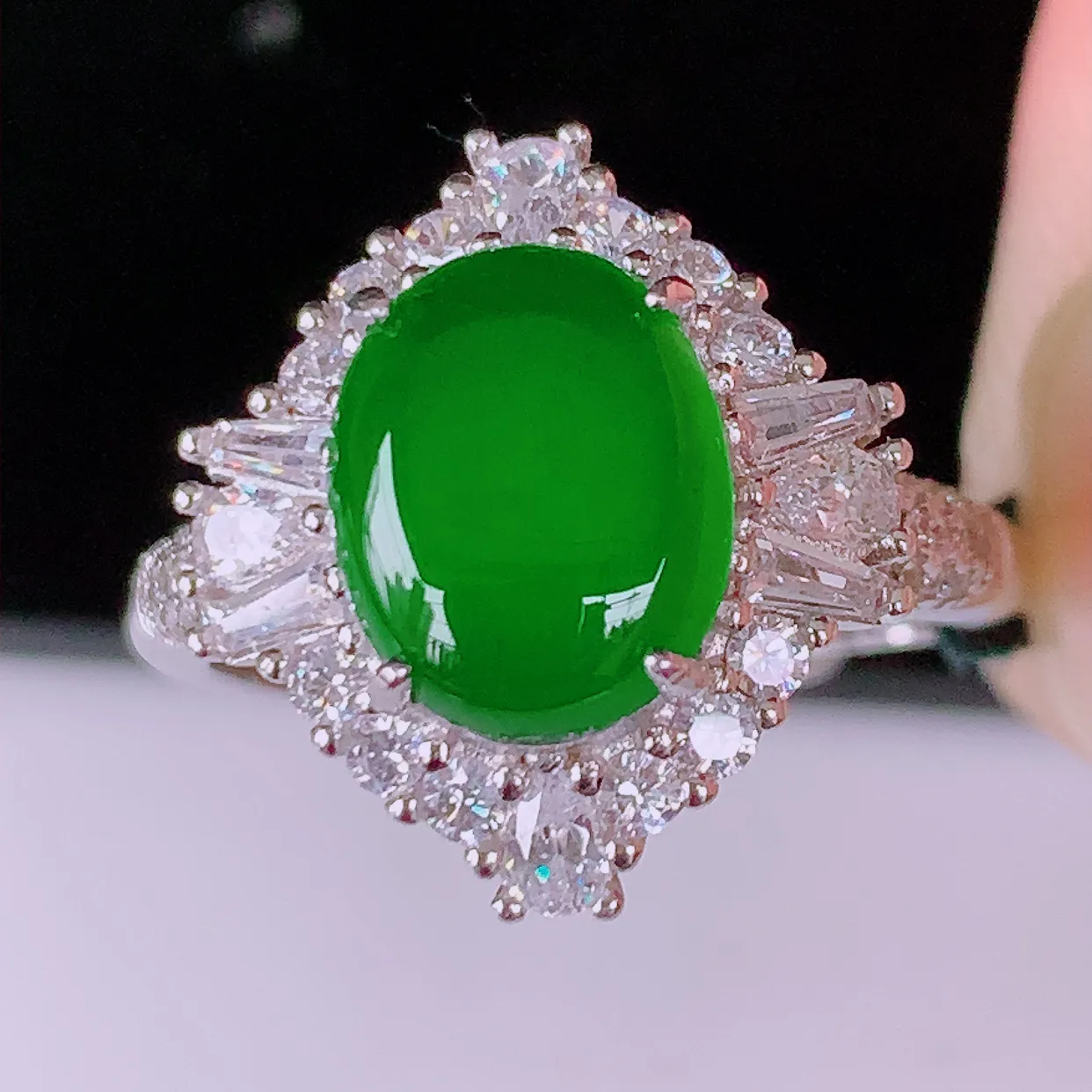 冰透满绿翡翠925银镶嵌戒指，自然光实拍，翠色灵动，颜色漂亮，种老水足，品相佳，佩戴佳品！#97.19（圈口可调大小）整体26.5*17.8*7.5裸石10*7.8