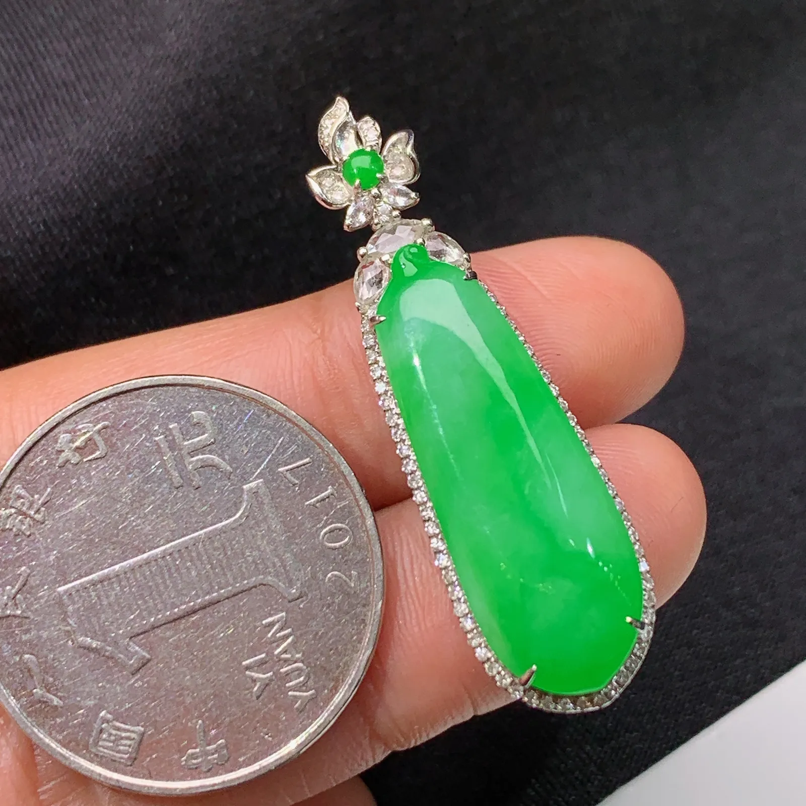 阳绿福瓜吊坠，18k金镶嵌，冰润色阳，玉质细腻，种水足，Ysl 尺寸38.4*11.5*7.8