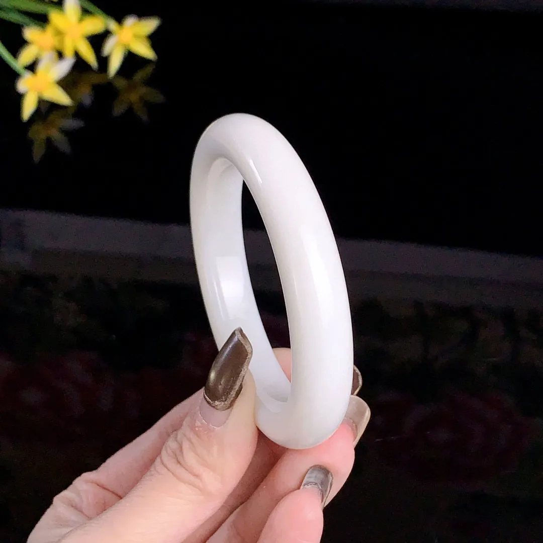 和田玉55圈口羊脂白手镯！玉质细腻油润 底色纯净无裂无杂 脂粉好，品质高