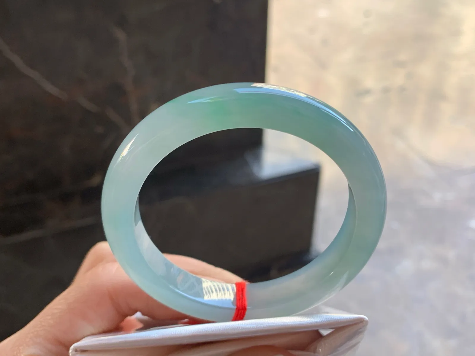 54.5-10.8-8.2

冰蓝手镯^_^玉质温润