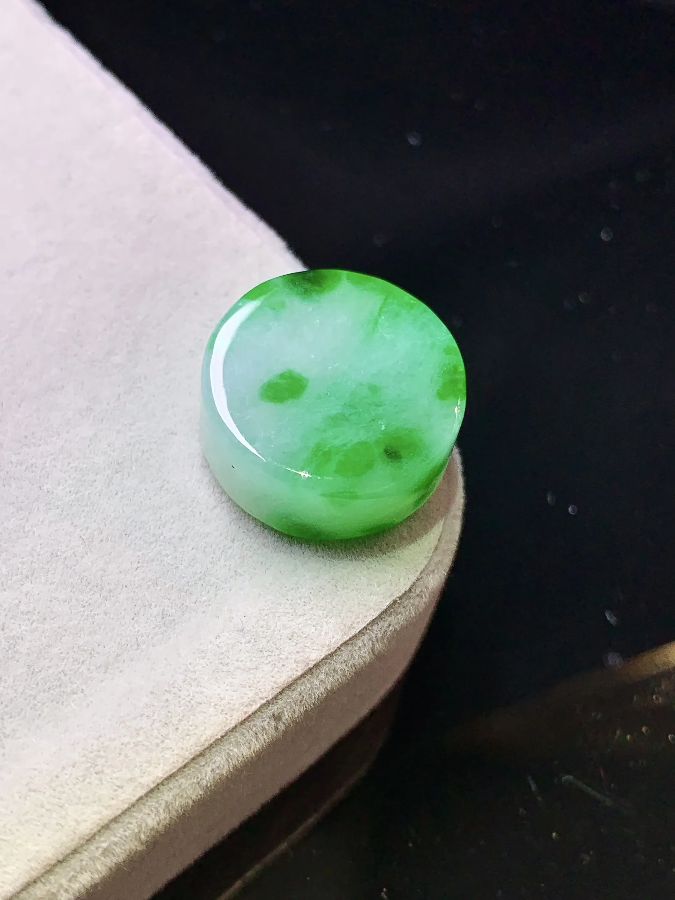 飘绿路路通吊坠 玉质细腻 色泽清新艳丽 整体尺寸15*7