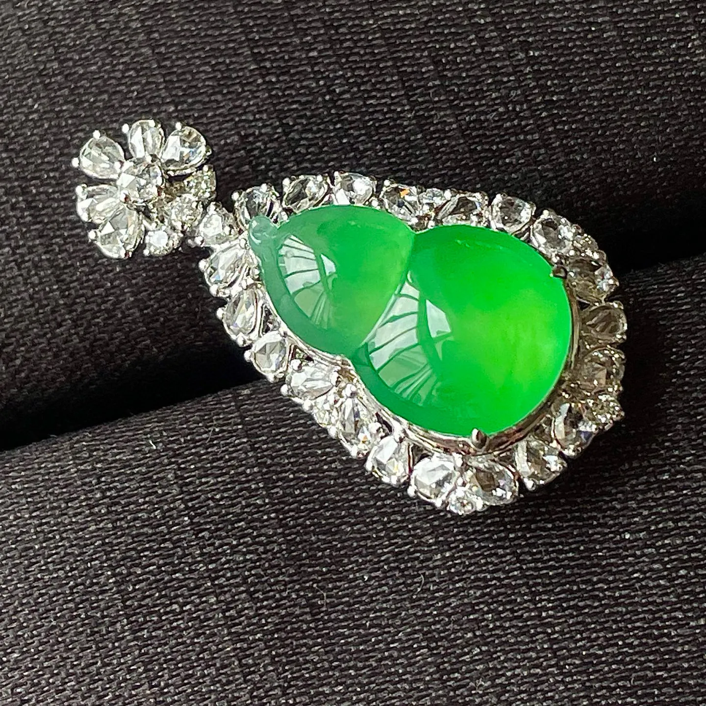 缅料高冰阳绿葫芦吊坠，18k金镶嵌，饱满水润，无裂，。  裸石尺寸15.8/9.6/6.5--29/15/11.7