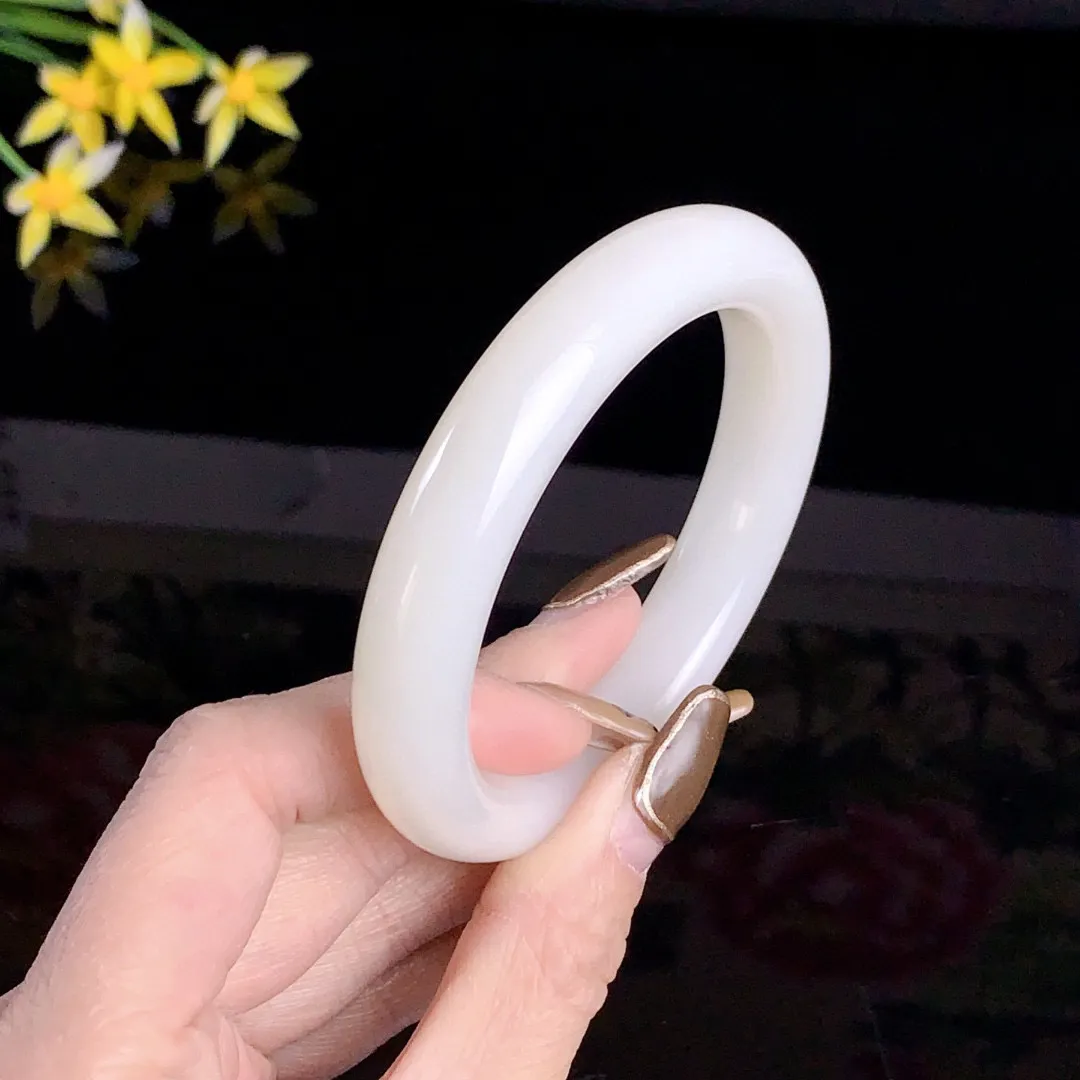 和田玉58圈口羊脂白手镯！玉质细腻油润 底色纯净无裂无杂 脂粉好，品质高