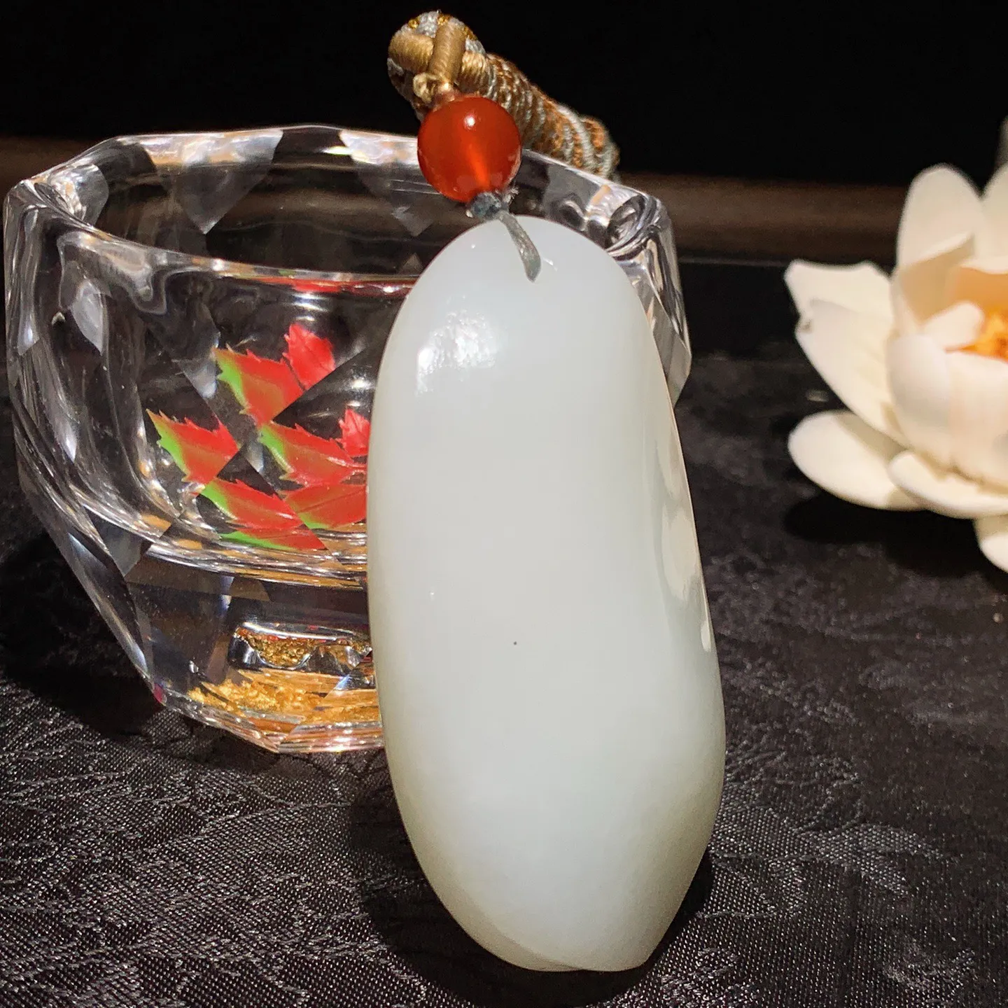 和田玉白玉随型挂件。尺寸58/30/12mm重41.5克。玉质细腻油润。手推出油。品相大气 lt260119