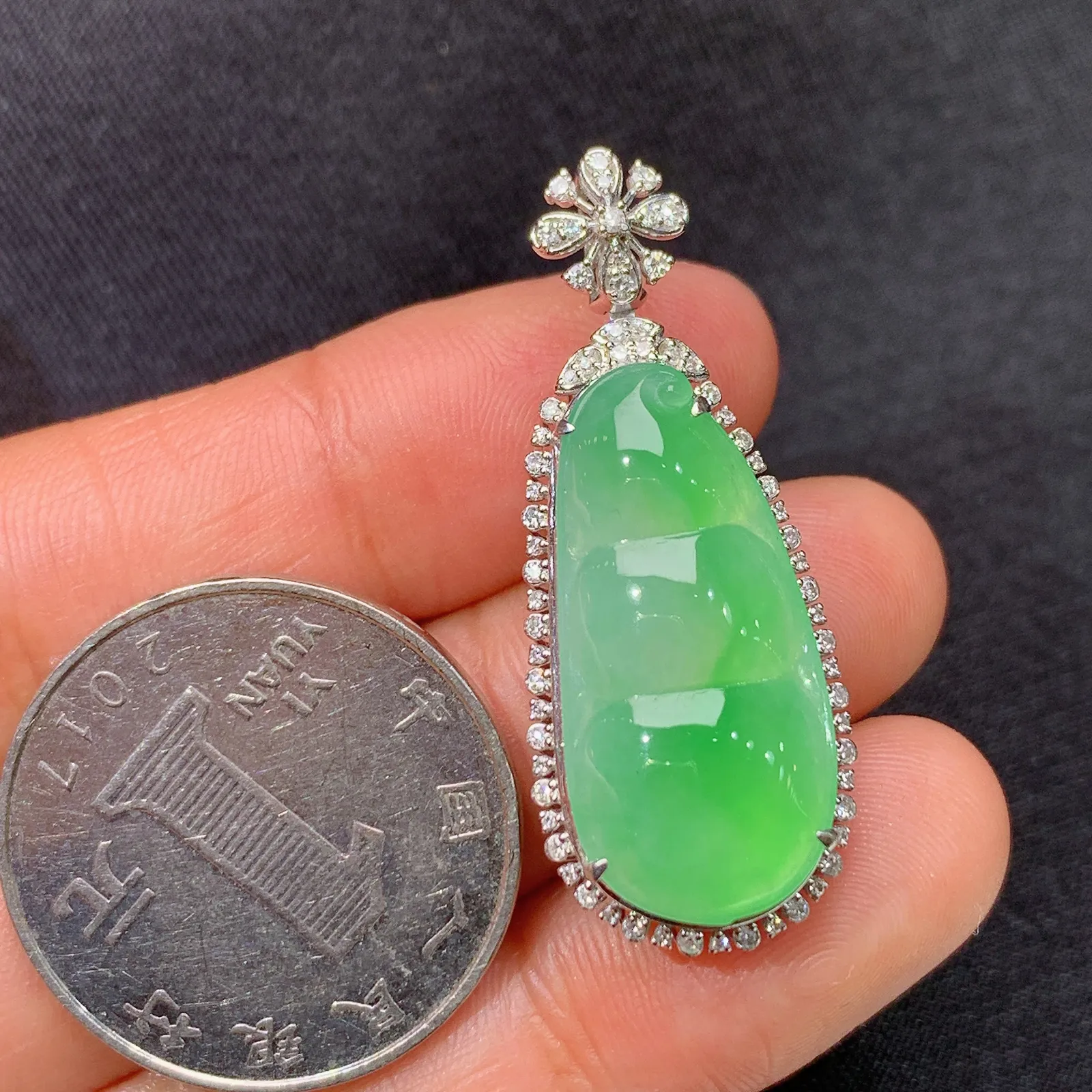 冰飘绿福豆吊坠，18k金镶嵌，冰润色阳，玉质细腻，种水足，Kjx 尺寸36.8*14.8*9.6