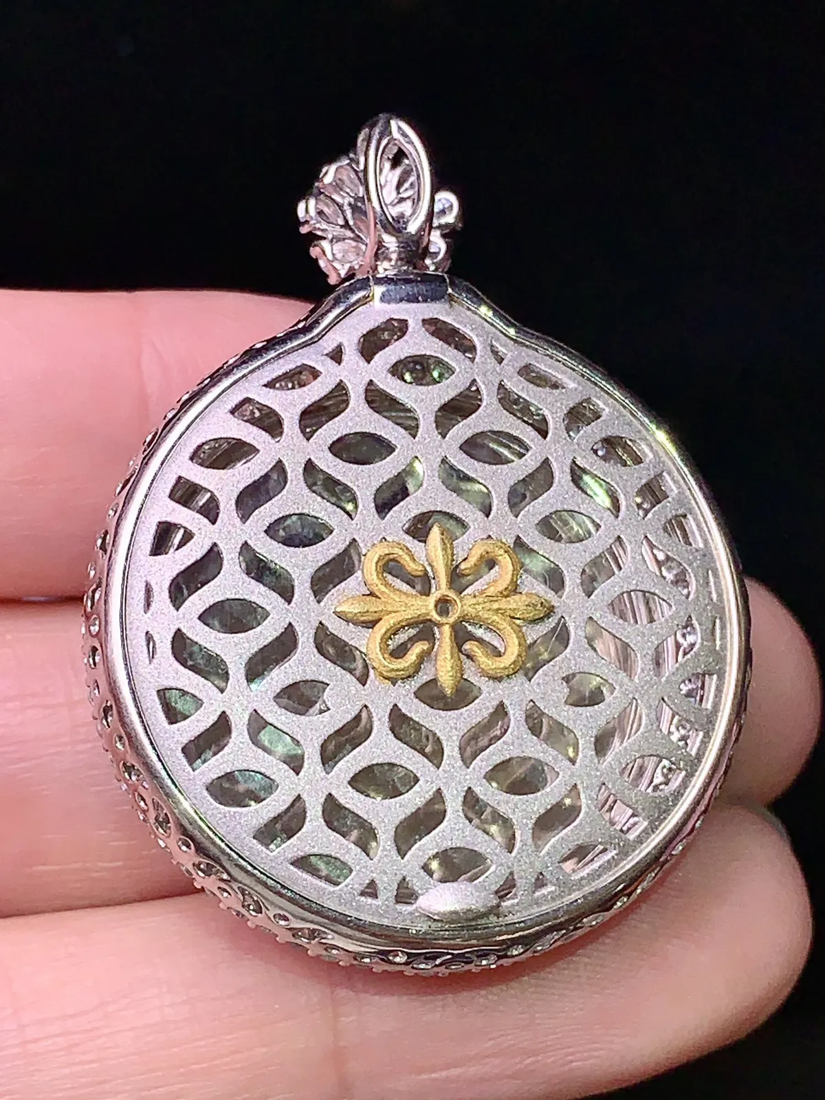 18k金钻镶嵌翠绿圆牌吊坠 玉质细腻 水润亮眼 整体尺寸40*30.3*11.2