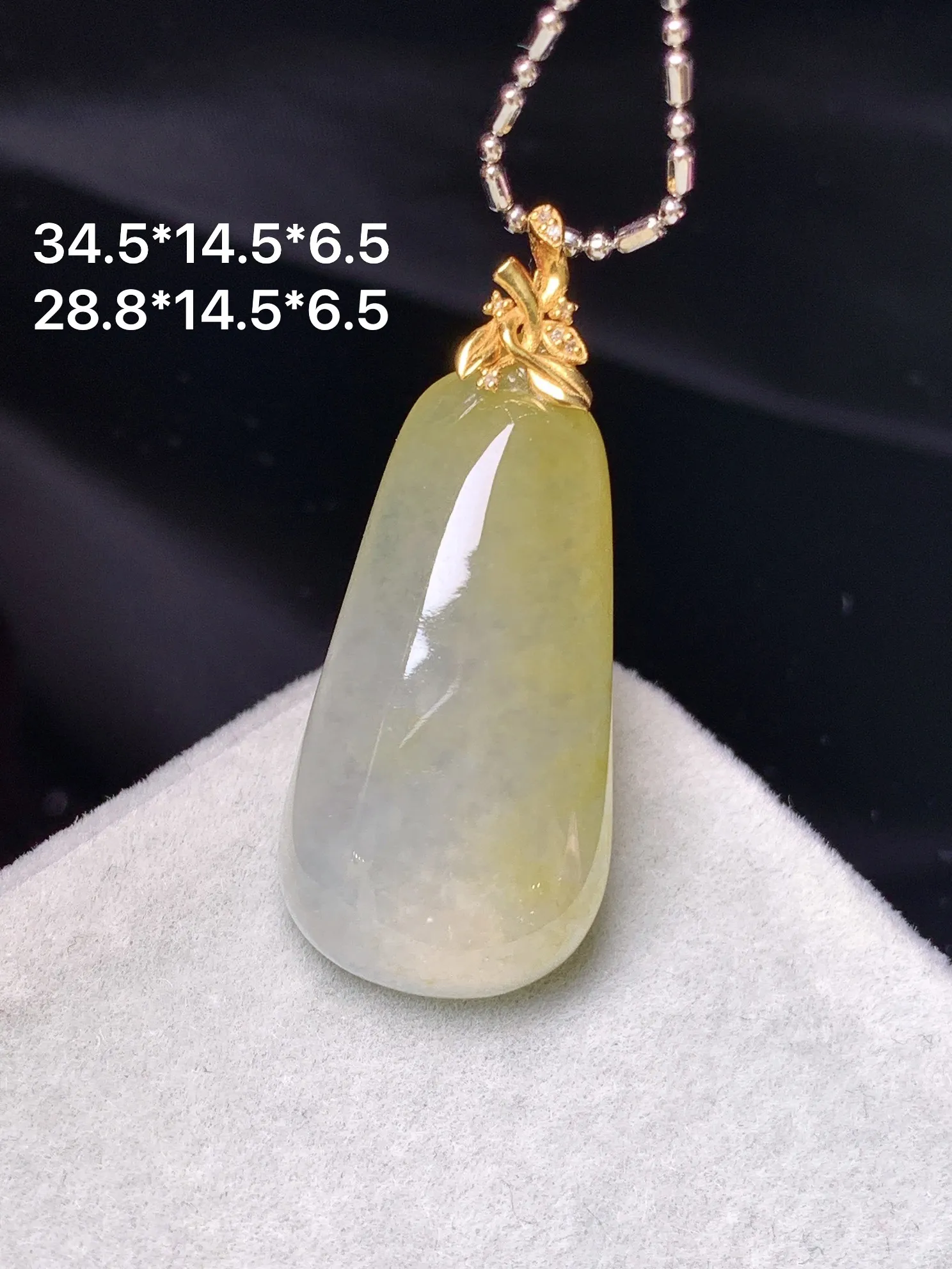 18k金镶嵌黄翡福瓜吊坠 玉质细腻 色泽清新艳丽 整体尺寸34.5*14.5*6.5