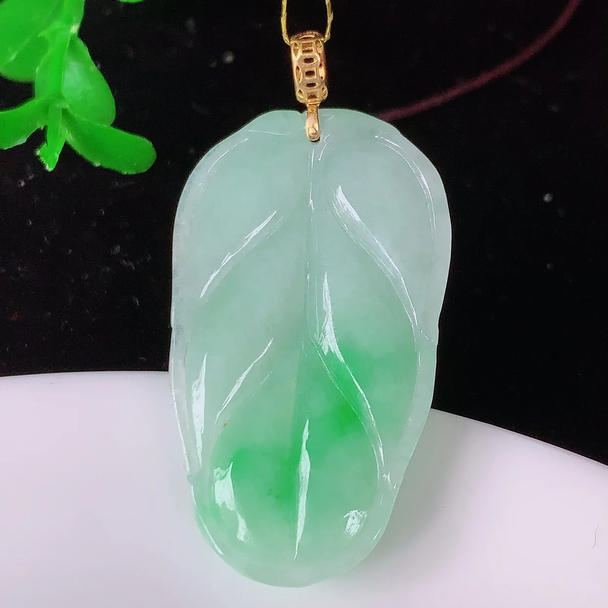 18K金镶嵌冰飘绿翡翠叶子吊坠 ，种水足，色泽清新，工艺精湛，叶子寓意美好；金枝玉叶，事业有成。#35.19