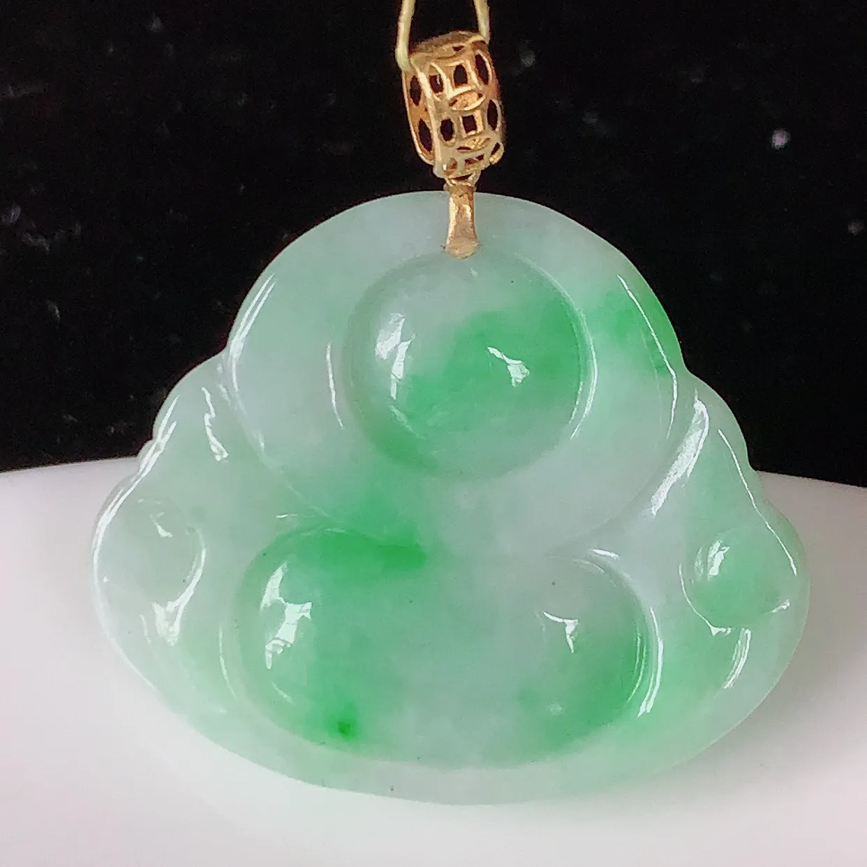 18K金镶嵌冰润飘绿翡翠佛公吊坠，玉质细腻，时‮大尚‬方，款式经典，佩戴优雅高贵上档次！#35.19
