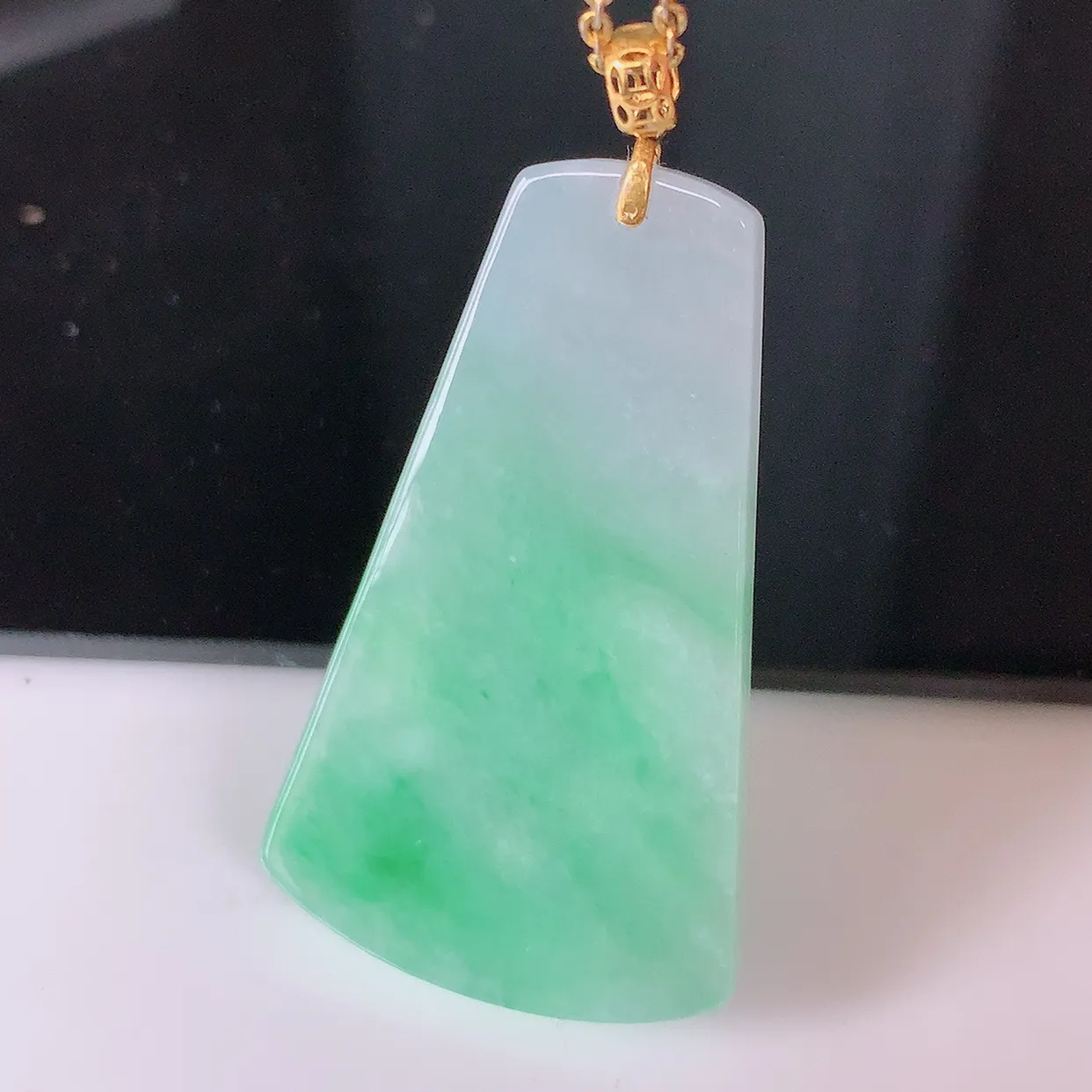 18K金镶嵌冰润飘绿翡翠无事牌吊坠，平安无事牌，平平安安，无事牌翠色灵动，佩戴平安时尚！#41.19