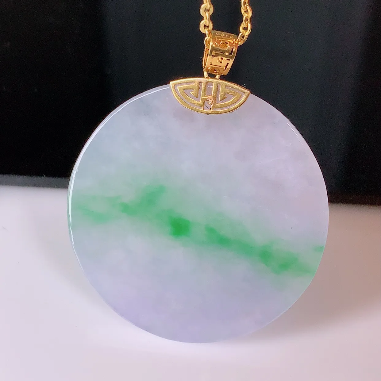 自然光实拍，18K金镶嵌水润春带彩翡翠平安无事牌吊坠，平平安安，无事牌翠色灵动，佩戴平安时尚！#1.19整体32.5*28*3.5裸石28*28