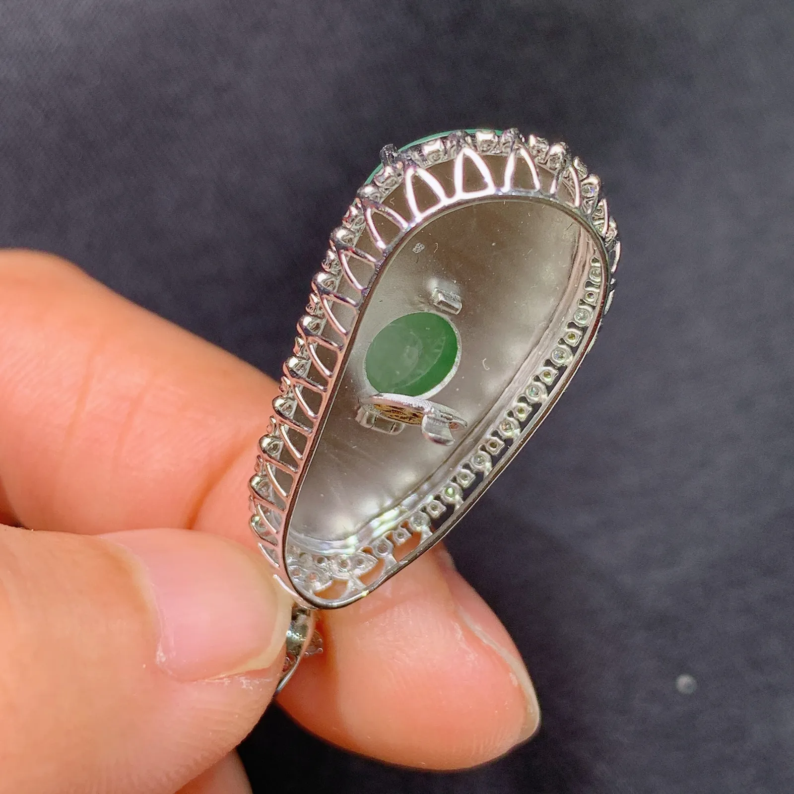 冰飘绿福豆吊坠，18k金镶嵌，冰润色阳，玉质细腻，种水足，Kjx 尺寸36.8*14.8*9.6