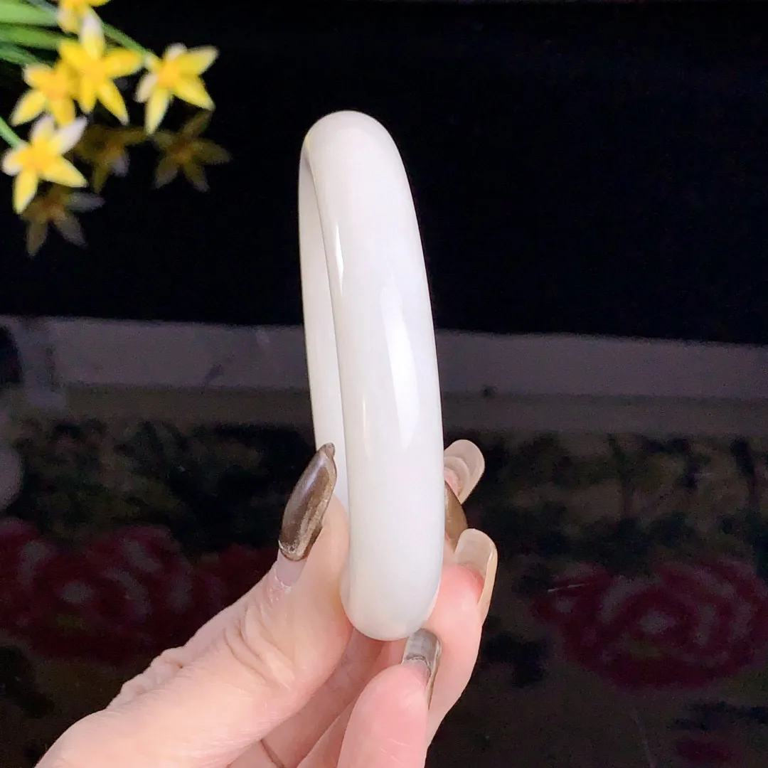 和田玉58圈口羊脂白手镯！玉质细腻油润 底色纯净无裂无杂 脂粉好，品质高