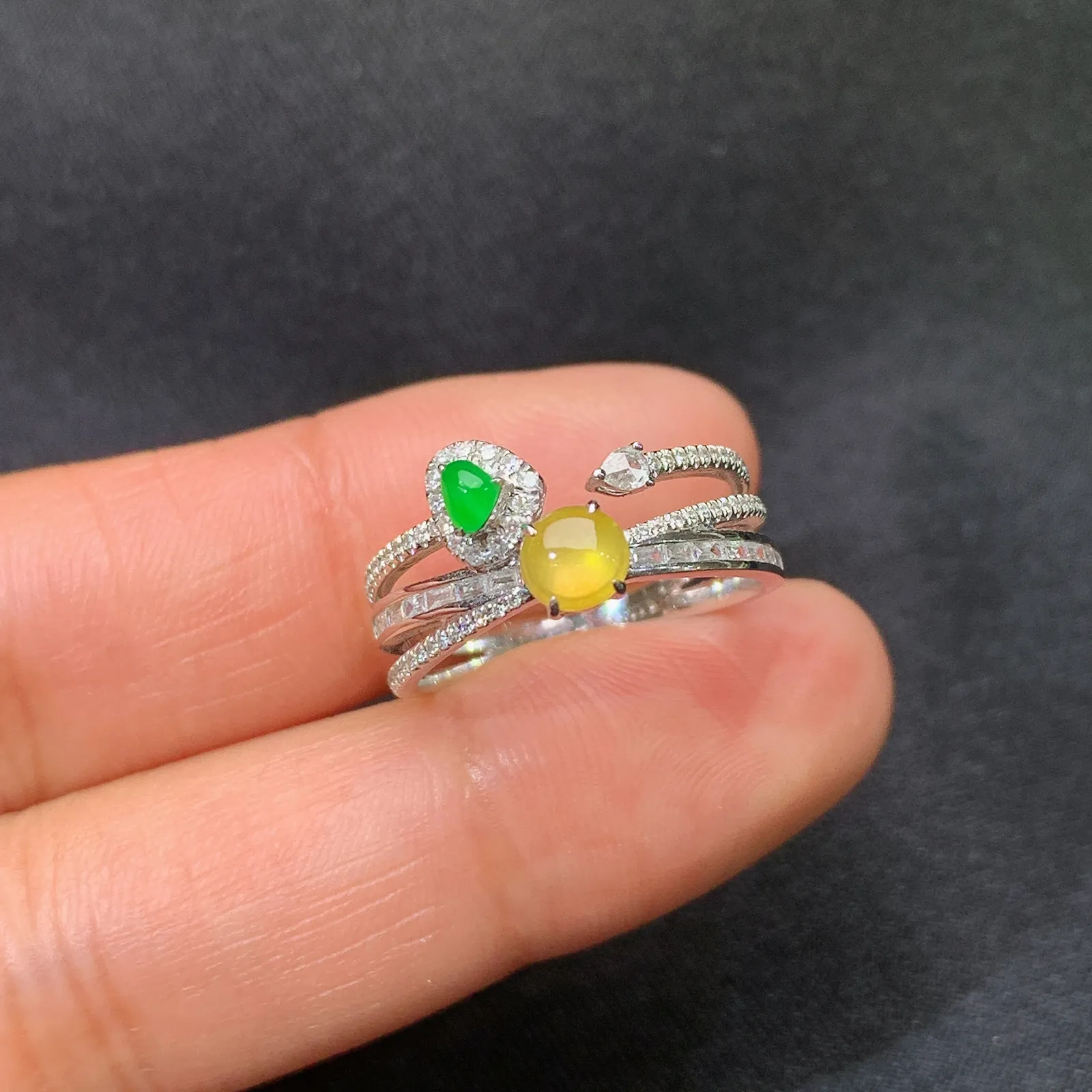 冰黄翡蛋面戒指，18k金镶嵌，款式新颖，冰润鲜艳，种水足，Mi 圈口14 裸石4.3*3.8*2