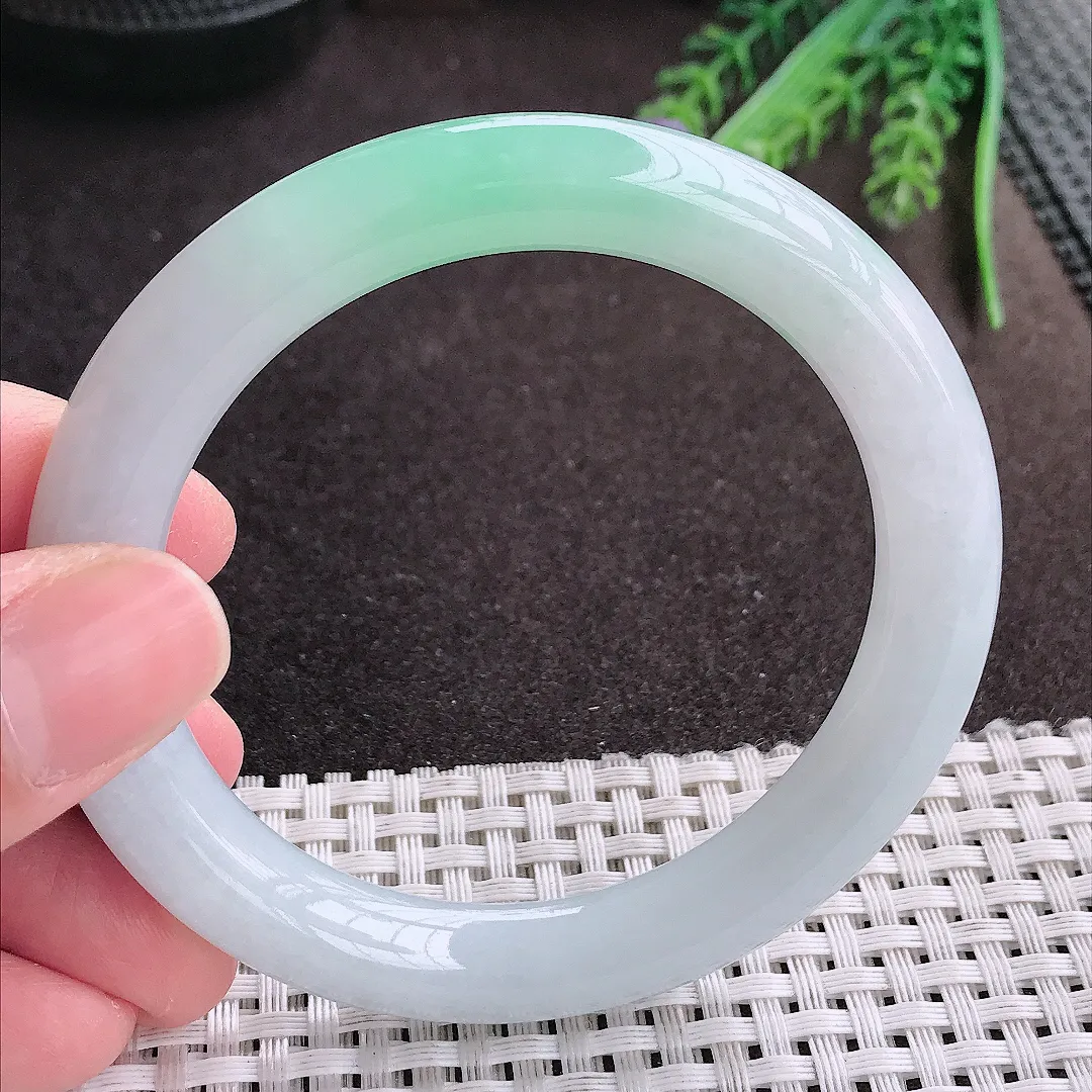 实拍A货翡翠56/9.7老坑冰胶水灵飘绿圆条种手镯翡翠玉镯女款