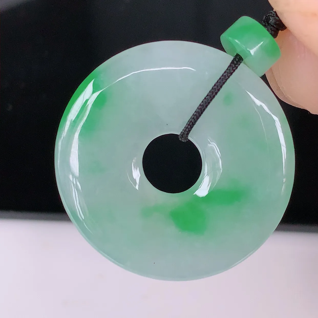 自然光实拍，冰飘绿翡翠平安扣吊坠，冰透，灵动飘逸，寓意平平安安，平安扣佩戴端庄漂亮！#41.19