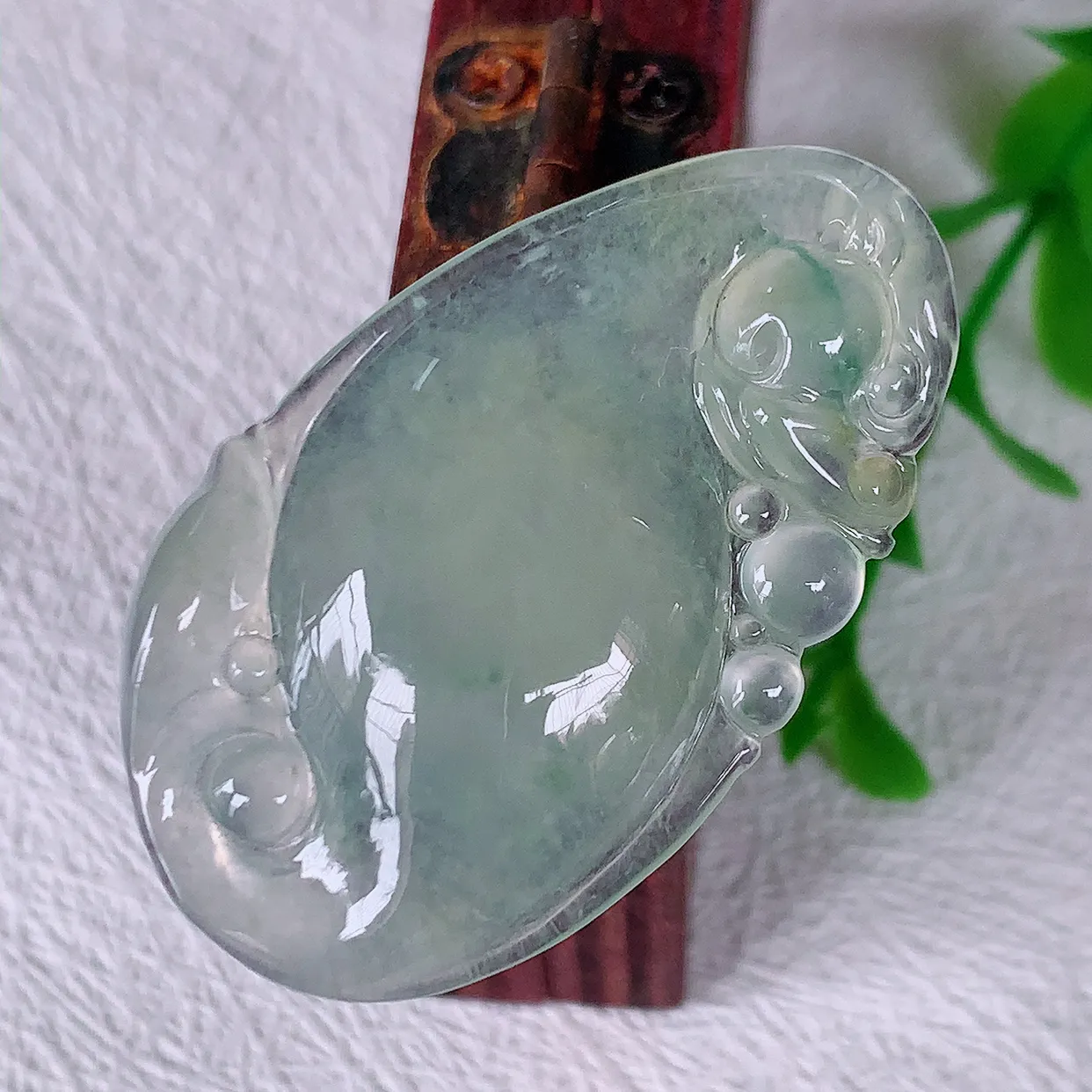 自然光实拍，冰种黄加绿翡翠招财龙鱼吊坠，种老水足，雕工精湛 ，寓意美好，佩戴时尚出众！#01.19