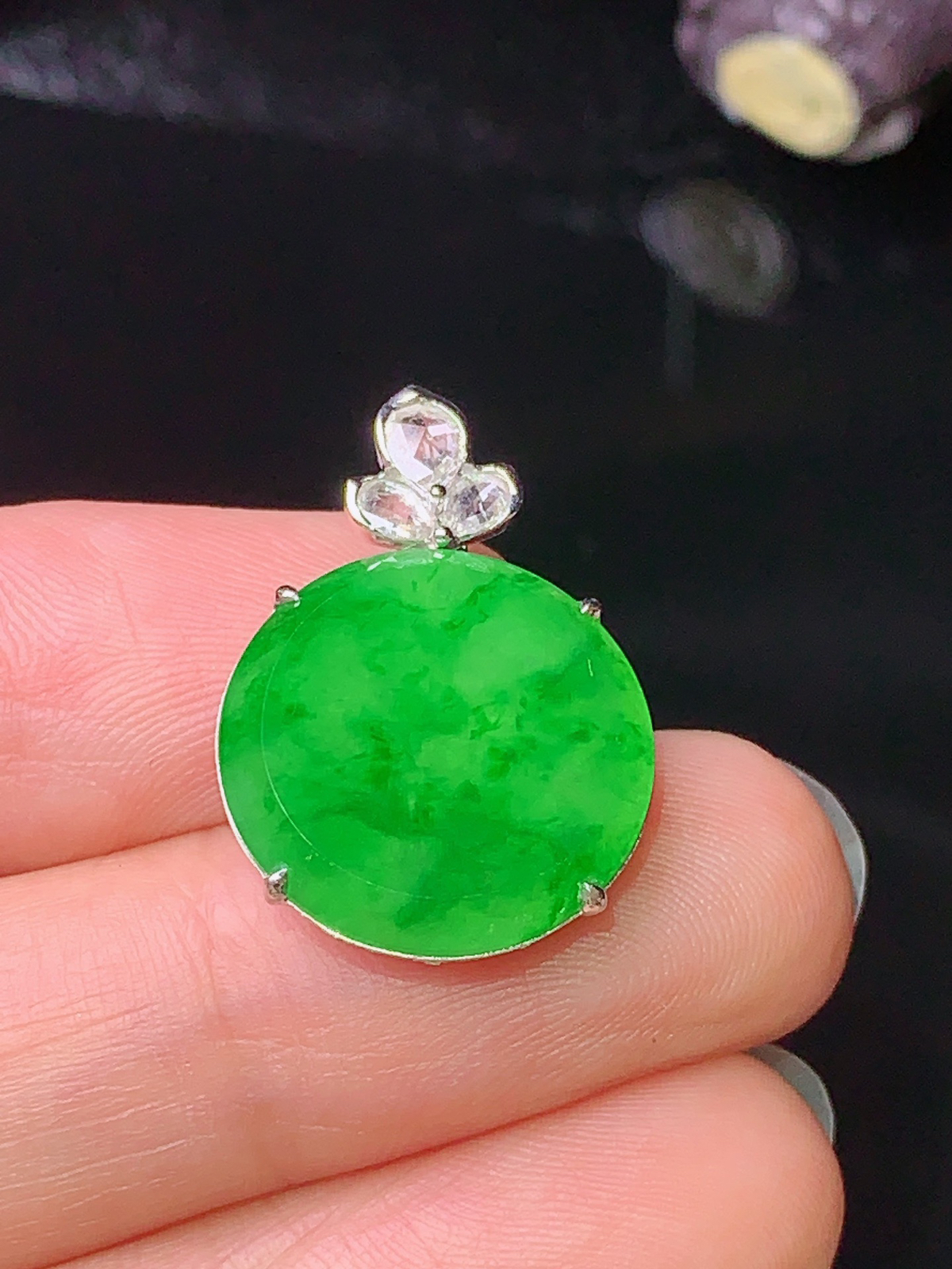 18k金钻镶嵌翠绿圆牌吊坠 玉质细腻 水润亮眼  整体尺寸22.8*16*5.7