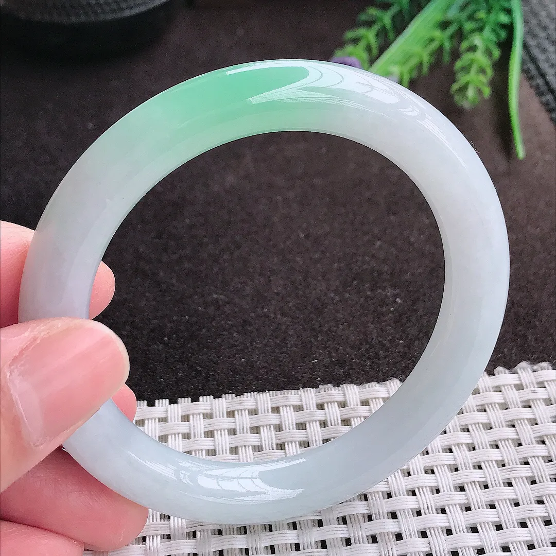 实拍A货翡翠56/9.7老坑冰胶水灵飘绿圆条种手镯翡翠玉镯女款