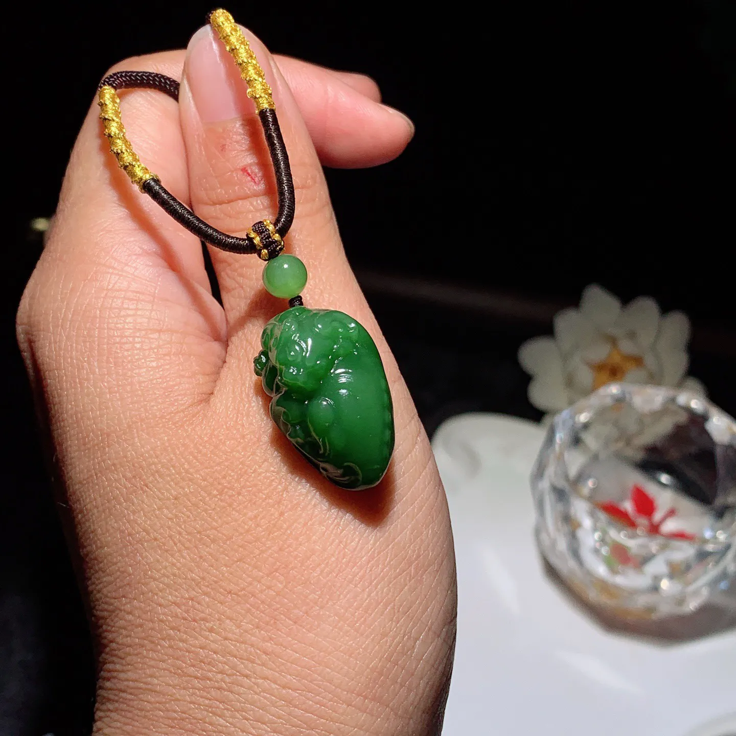 和田玉阳绿俄罗斯碧玉招财进宝貔貅挂件。尺寸25/16/12mm重9.5克。玉质细腻油润。手推出油。品相大气 lt260119