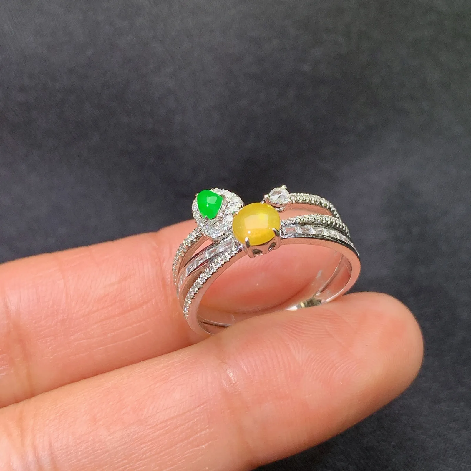 冰黄翡蛋面戒指，18k金镶嵌，款式新颖，冰润鲜艳，种水足，Mi 圈口14 裸石4.3*3.8*2