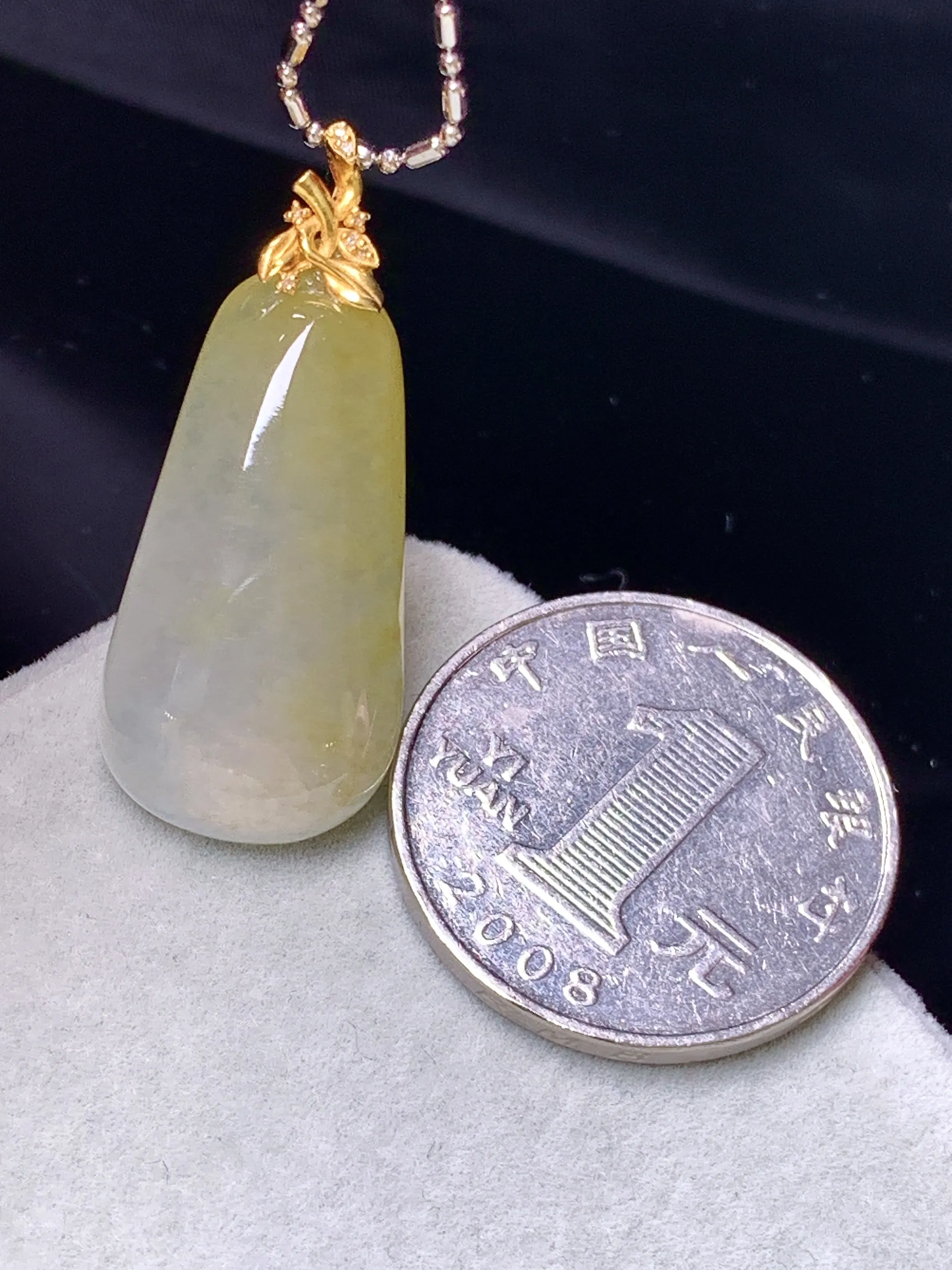 18k金镶嵌黄翡福瓜吊坠 玉质细腻 色泽清新艳丽 整体尺寸34.5*14.5*6.5