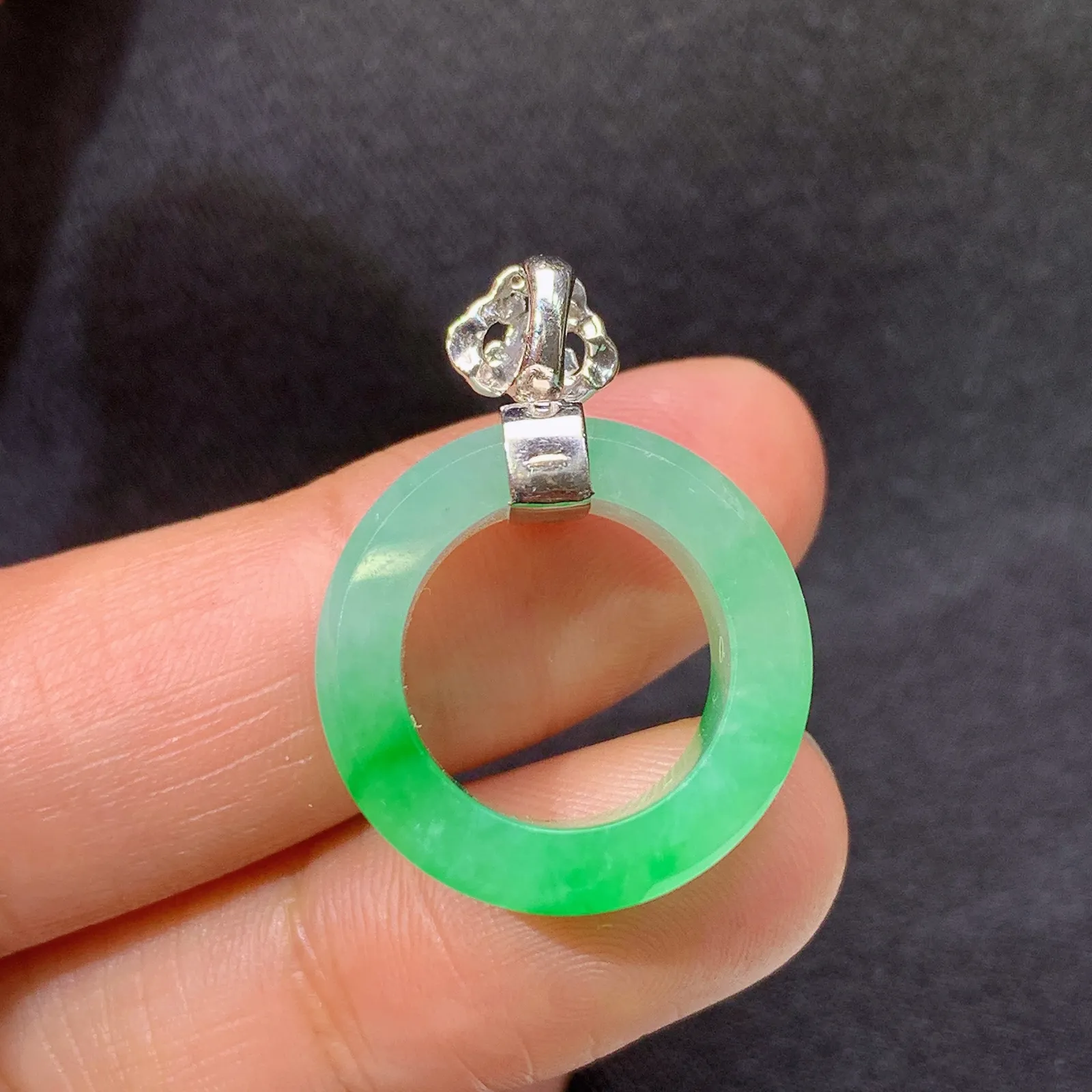 冰飘绿甜甜圈吊坠，18k金镶嵌，冰润色阳，玉质细腻，种水足，Cj 尺寸26.7*19.6*7.7