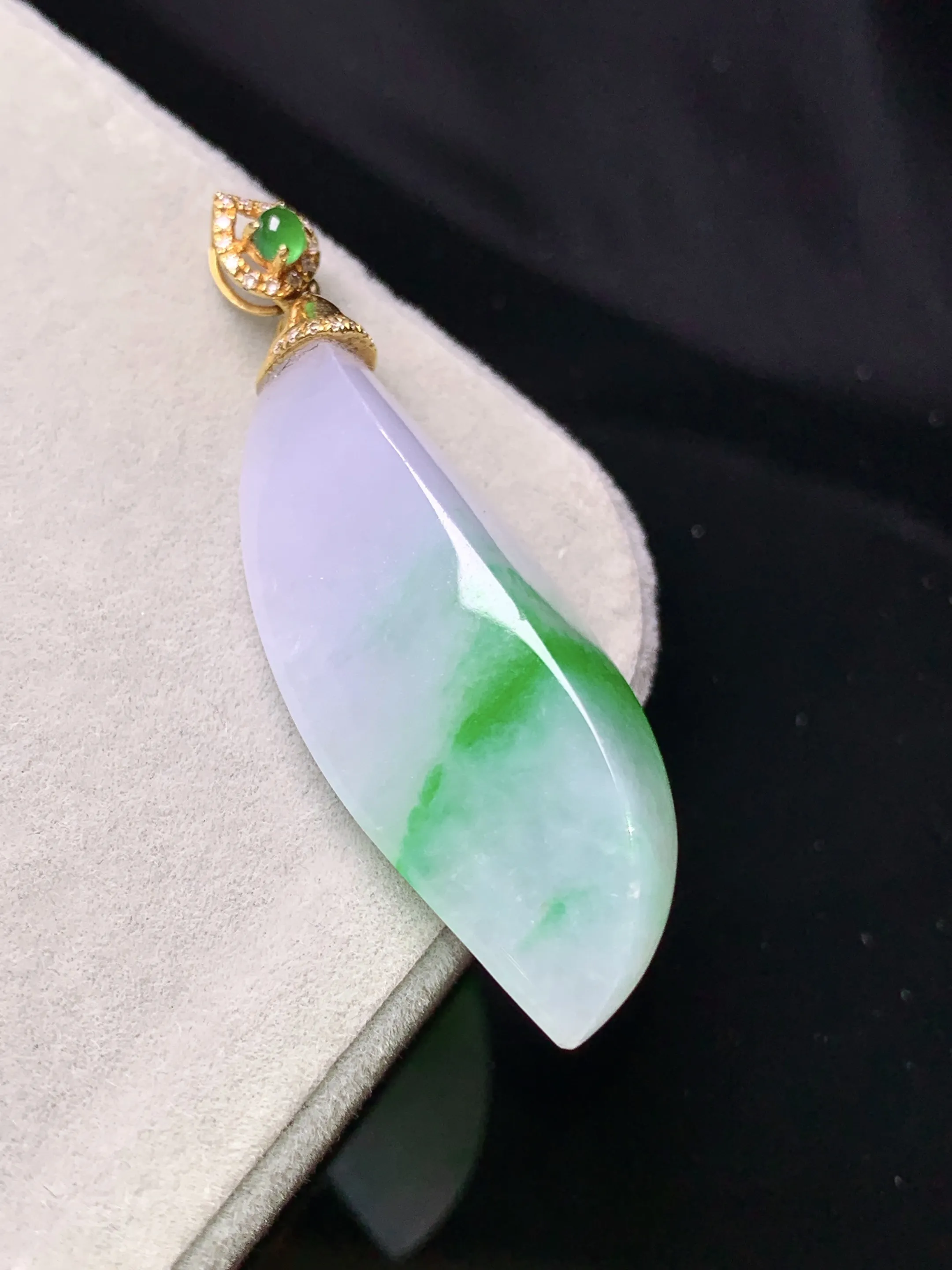 18k金镶嵌飘绿随形吊坠 玉质细腻 色泽清新艳丽 整体尺寸43.2*14.5*9.5