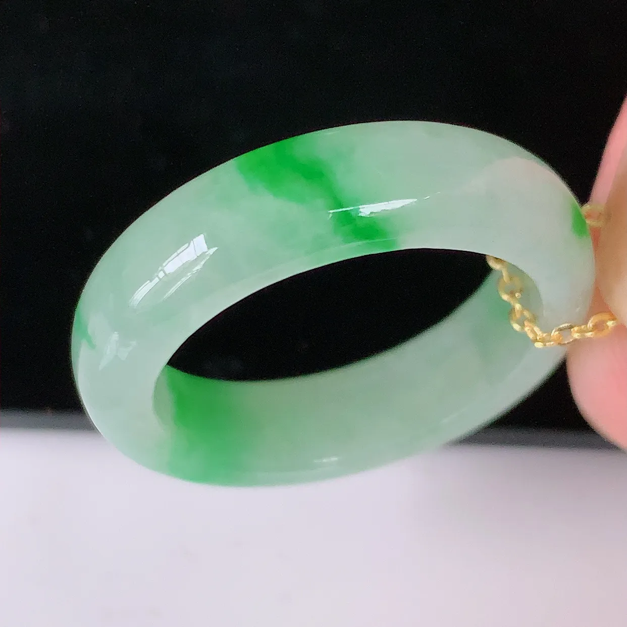 自然光实拍，20.2mm内径冰飘绿翡翠指环，玉戒指，玉质莹润，好精美好冰润的指环，23圈口，上手纤巧
