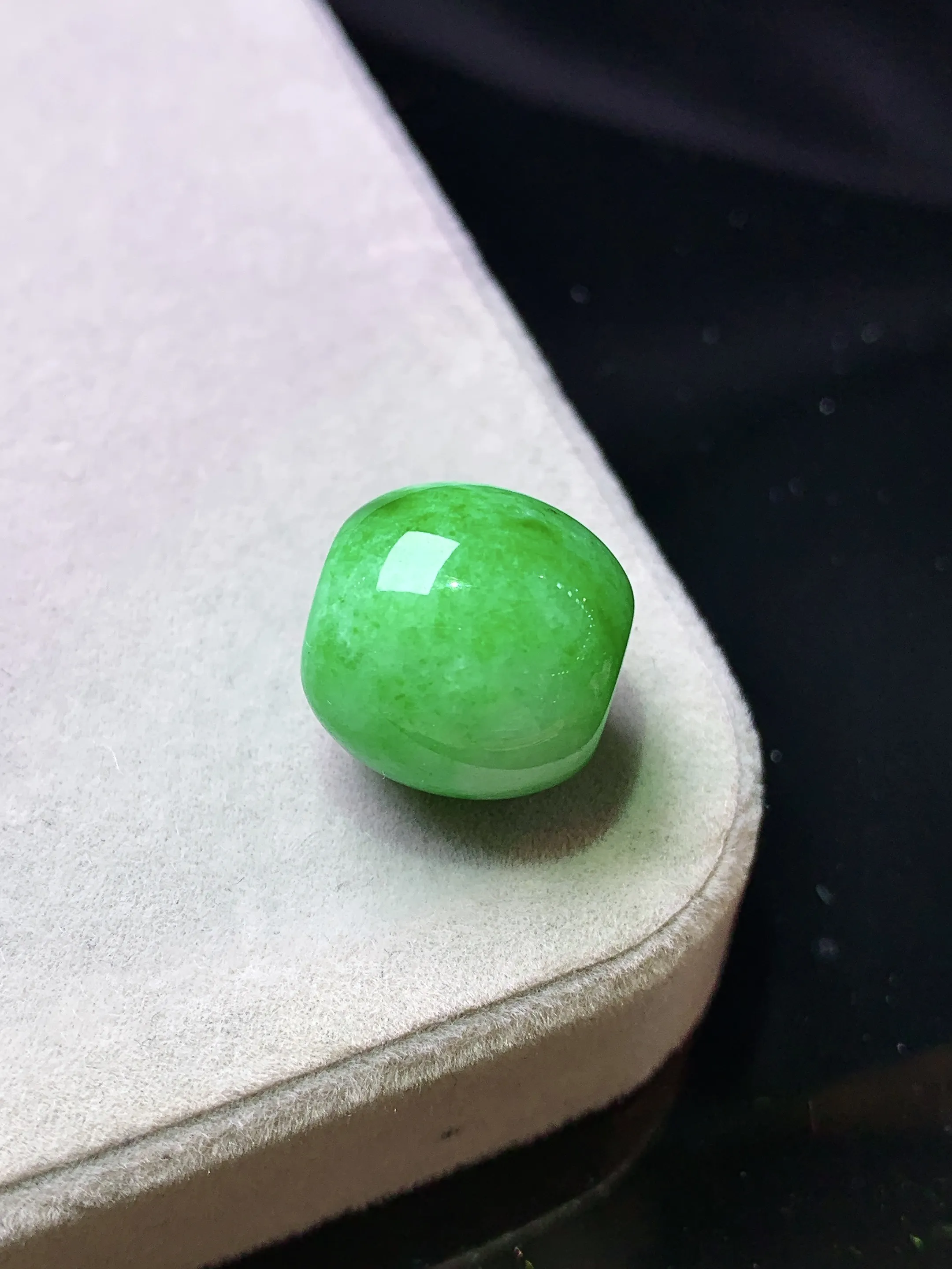 翠绿路路通吊坠 玉质细腻 色泽清新艳丽 整体尺寸13.5*13.2