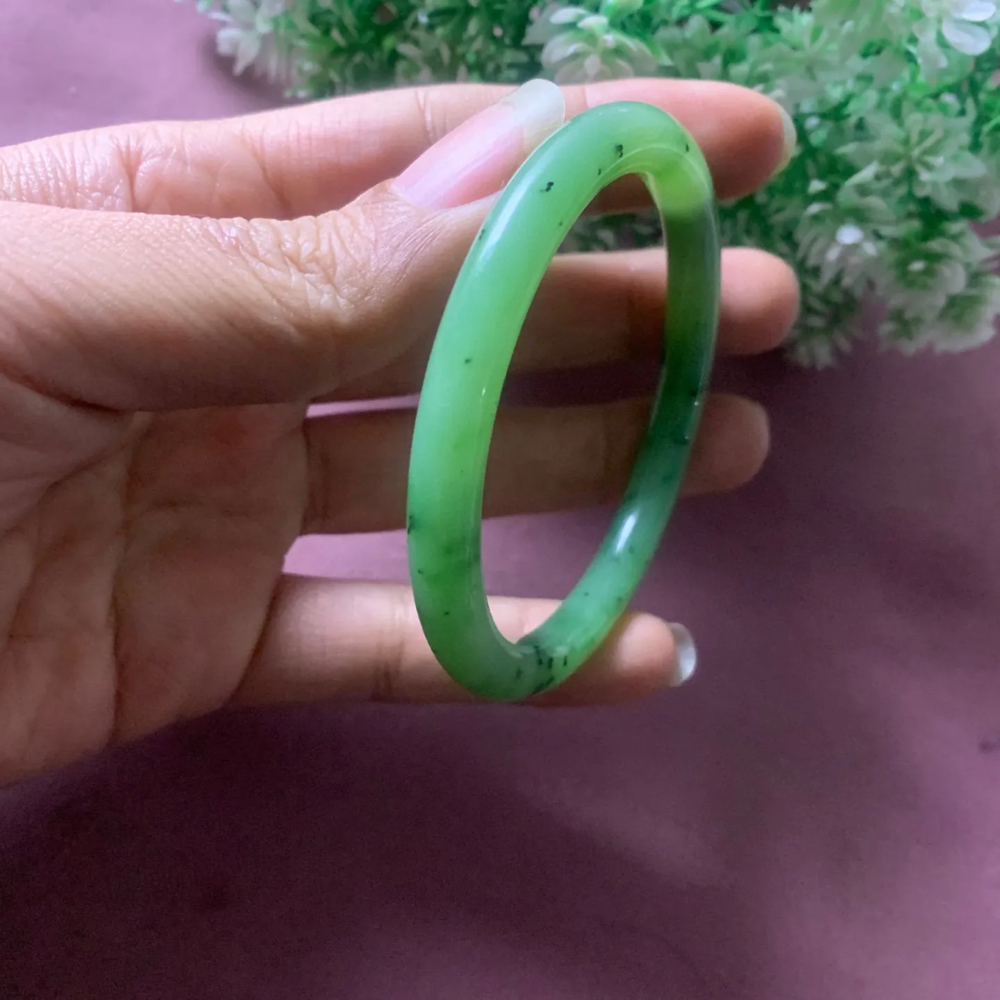 58.6圈口和田玉碧玉乌兰海苹果绿手镯【挽间柔情】，和田玉58.6圈口苹果绿手镯，镯型古朴典雅。在诗情画意的雨巷相遇，你是我腕间的一抹风情，有你眸有深情.清风荡漾湖间静水，我愿俯身低眉，在烟波涟漪处寻