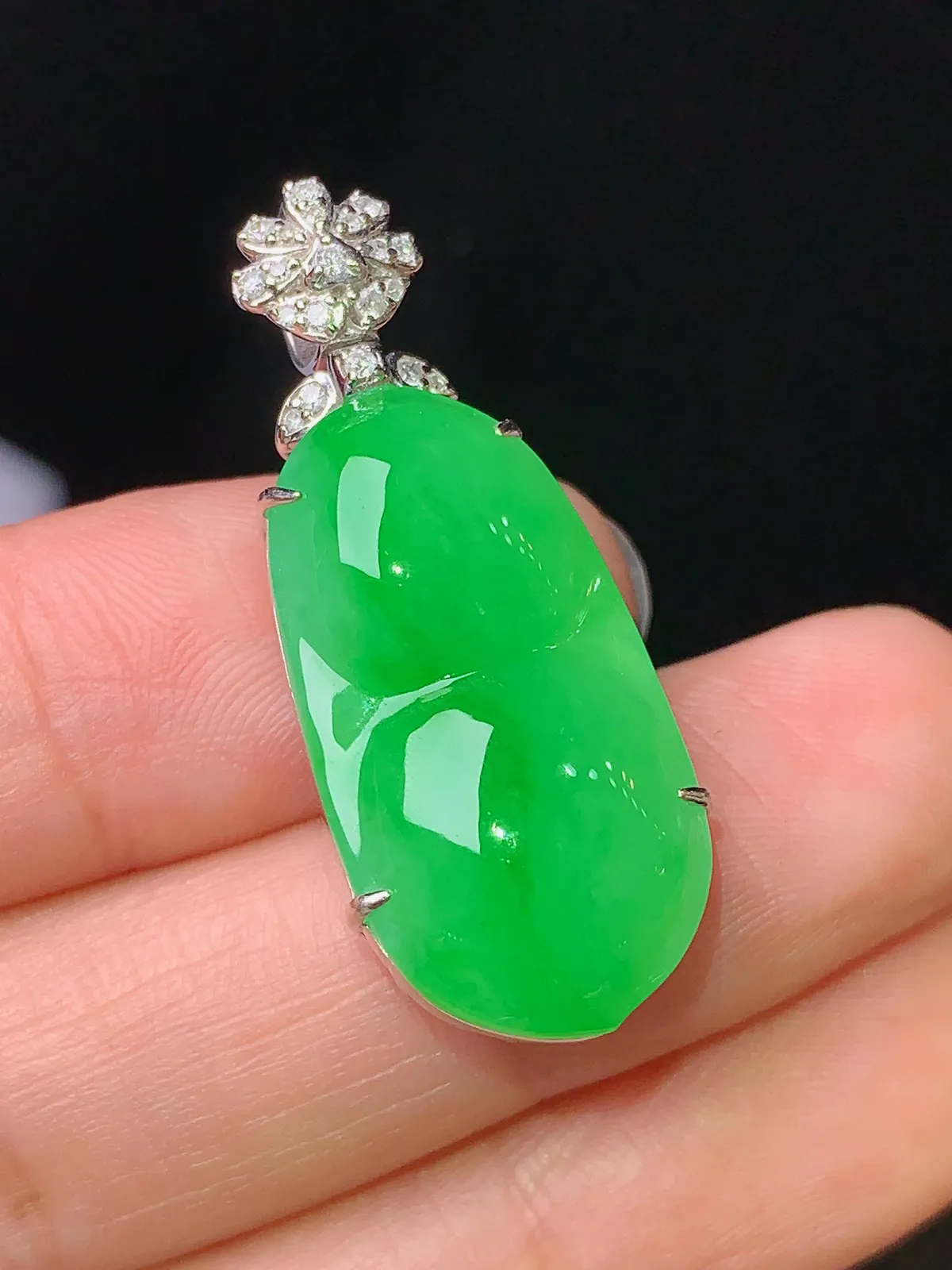 18k金钻镶嵌翠绿四季豆吊坠 玉质细腻 色泽艳丽  整体尺寸34*13*8