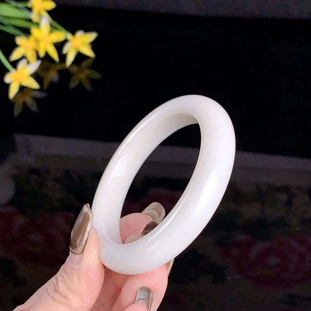 和田玉54.6圈口羊脂白手镯！玉质细腻油润 底色纯净无裂无杂 脂粉好，品质高