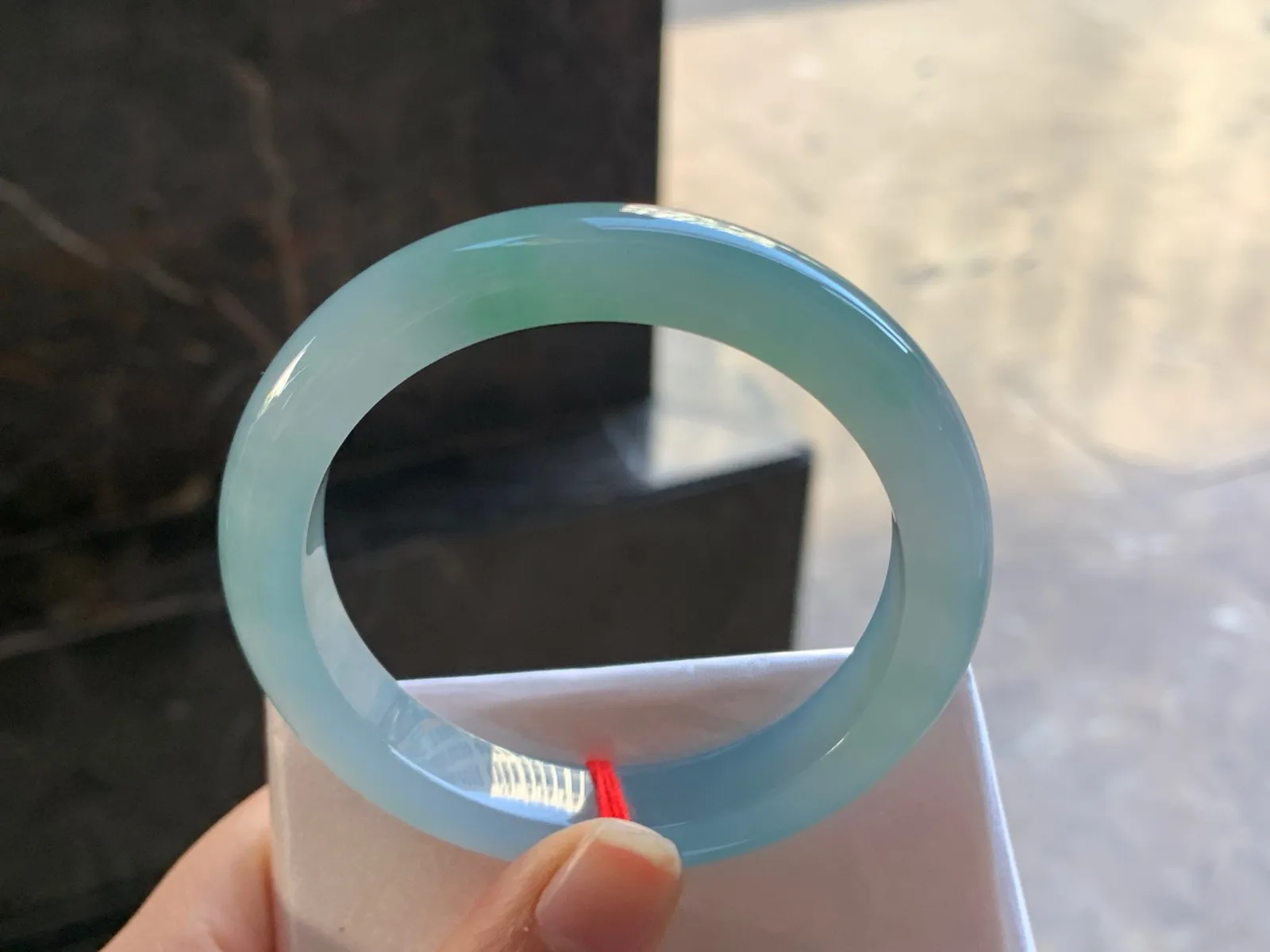 54.5-10.8-8.2

冰蓝手镯^_^玉质温润