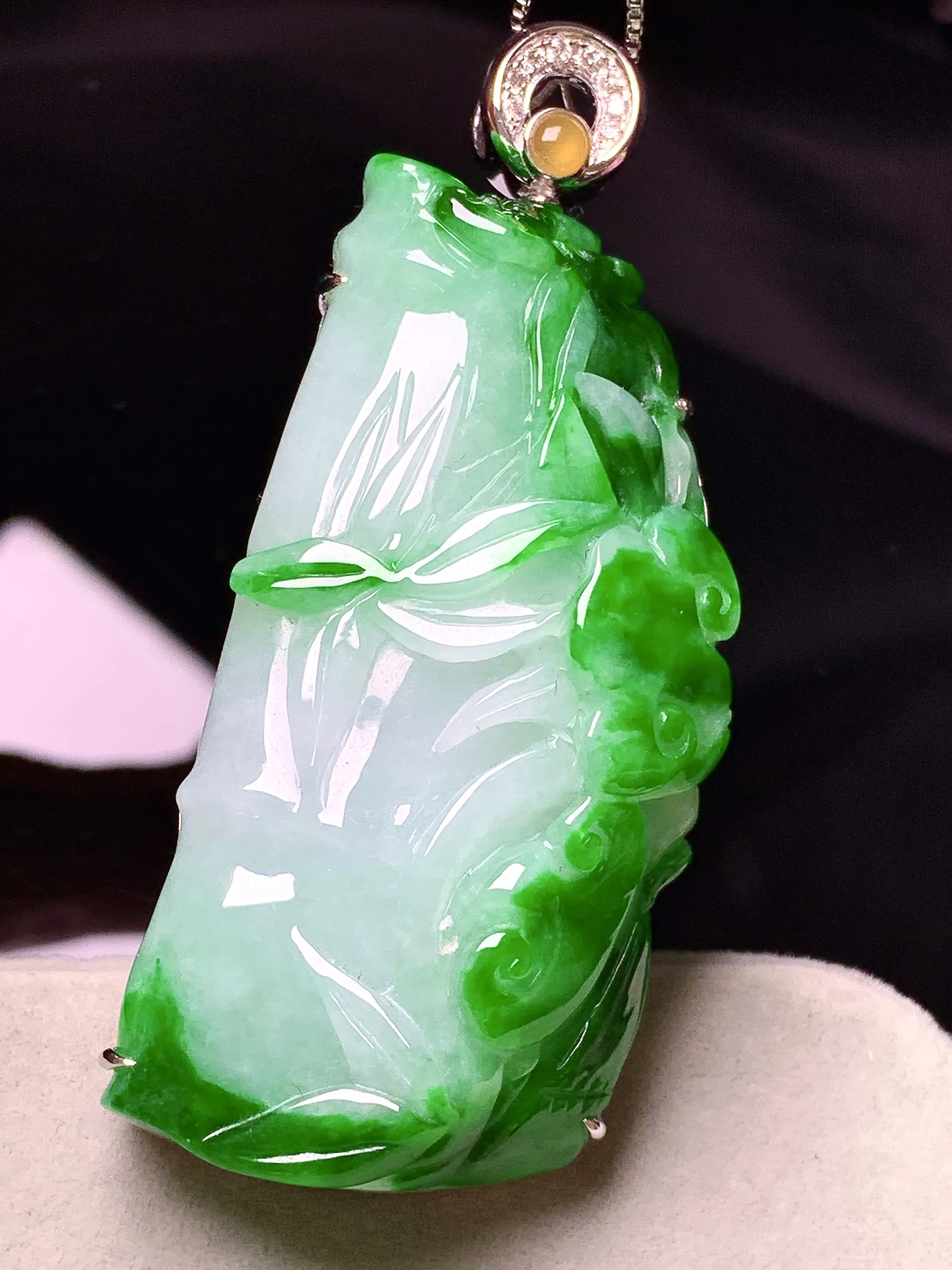 18k金钻镶嵌翠绿竹节吊坠 玉质细腻 色泽清新艳丽 整体尺寸61.2*26*12.8