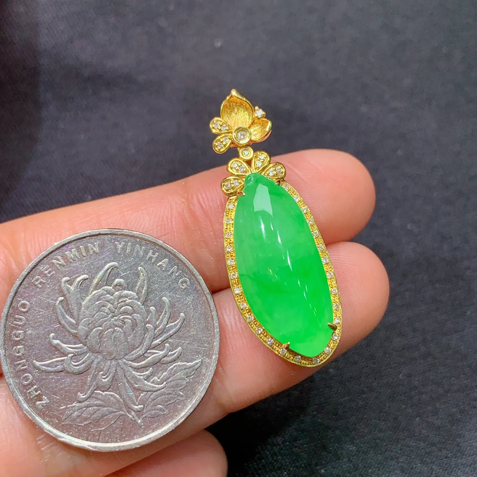 阳绿福瓜吊坠，18k金镶嵌，冰润色阳，玉质细腻，种水足，Fuy 尺寸32.1*11.5*7.1