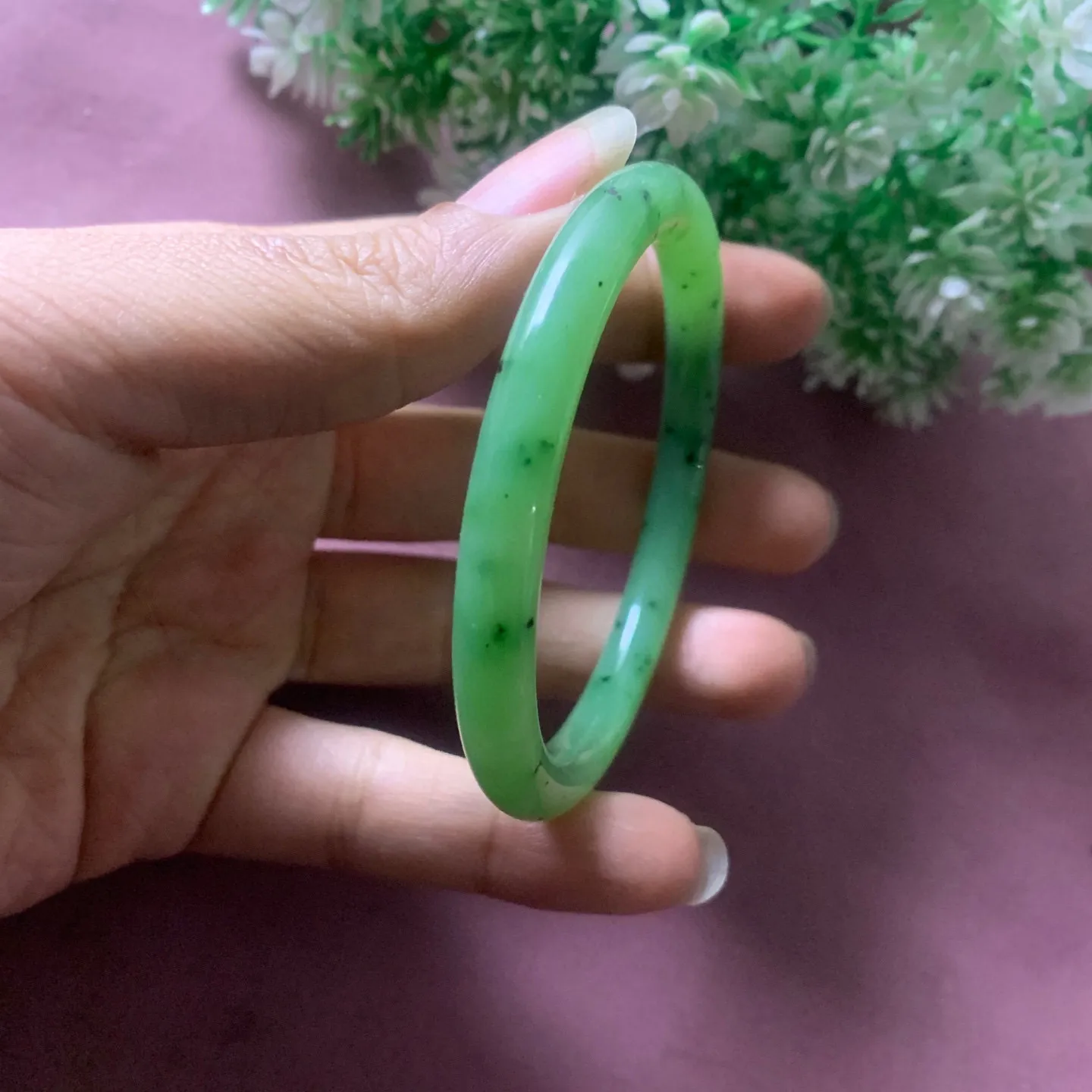 58.6圈口和田玉碧玉乌兰海苹果绿手镯【挽间柔情】，和田玉58.6圈口苹果绿手镯，镯型古朴典雅。在诗