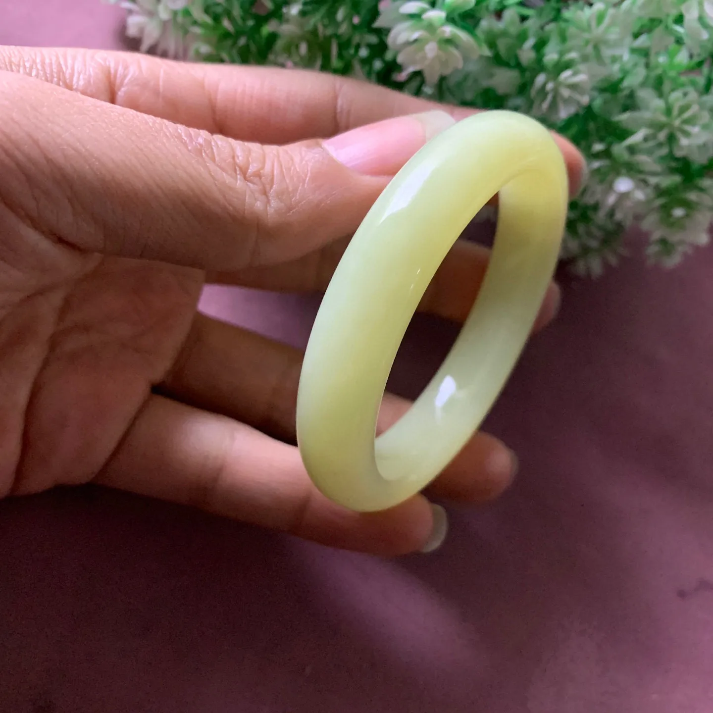 53圈口和田玉黄口料鸡油黄手镯【挽间柔情】，和田玉53圈口冰底鸡油黄手镯，镯型古朴典雅。在诗情画意的雨巷相遇，你是我腕间的一抹风情，有你眸有深情.清风荡漾湖间静水，我愿俯身低眉，在烟波涟漪处寻