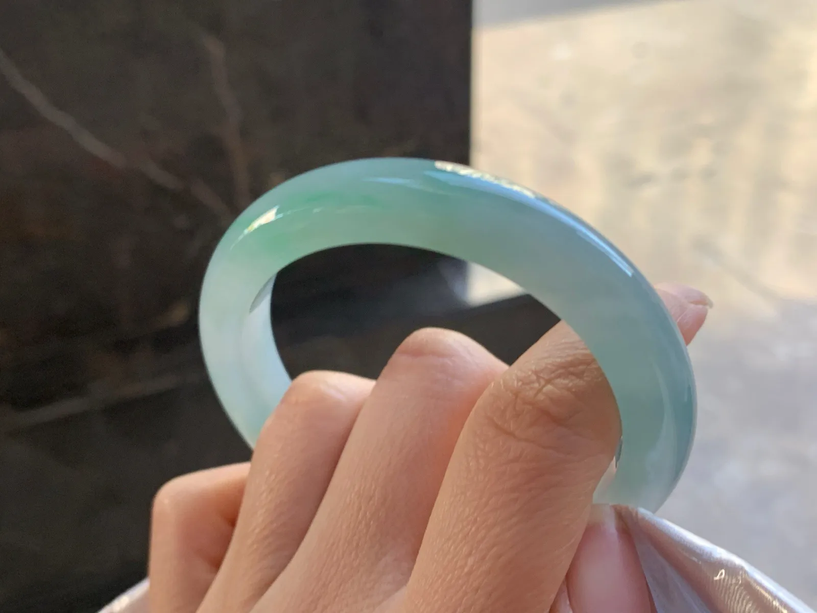 54.5-10.8-8.2

冰蓝手镯^_^玉质温润