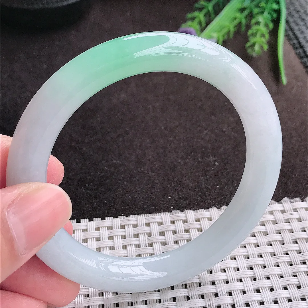 实拍A货翡翠56/9.7老坑冰胶水灵飘绿圆条种手镯翡翠玉镯女款