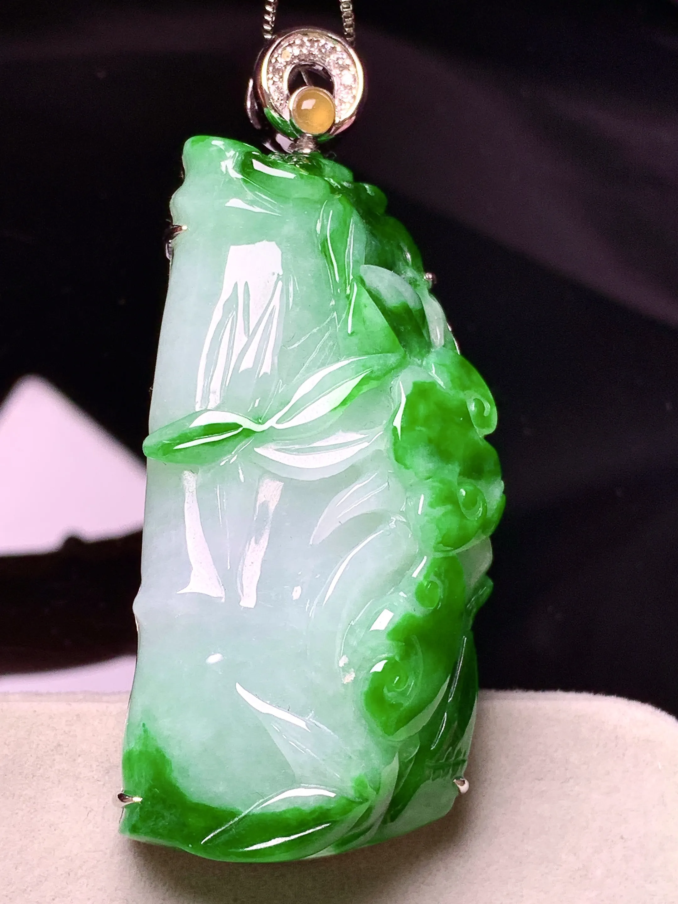 18k金钻镶嵌翠绿竹节吊坠 玉质细腻 色泽清新艳丽 整体尺寸61.2*26*12.8